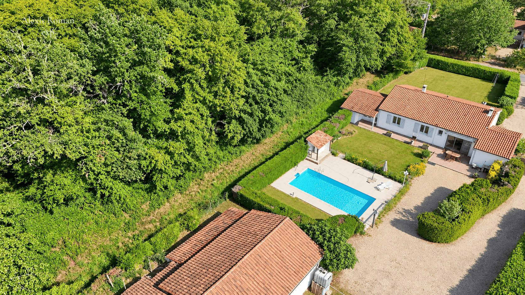 Maison familiale avec piscine et 100 m² de dépendances – Montpon-Ménestérol
