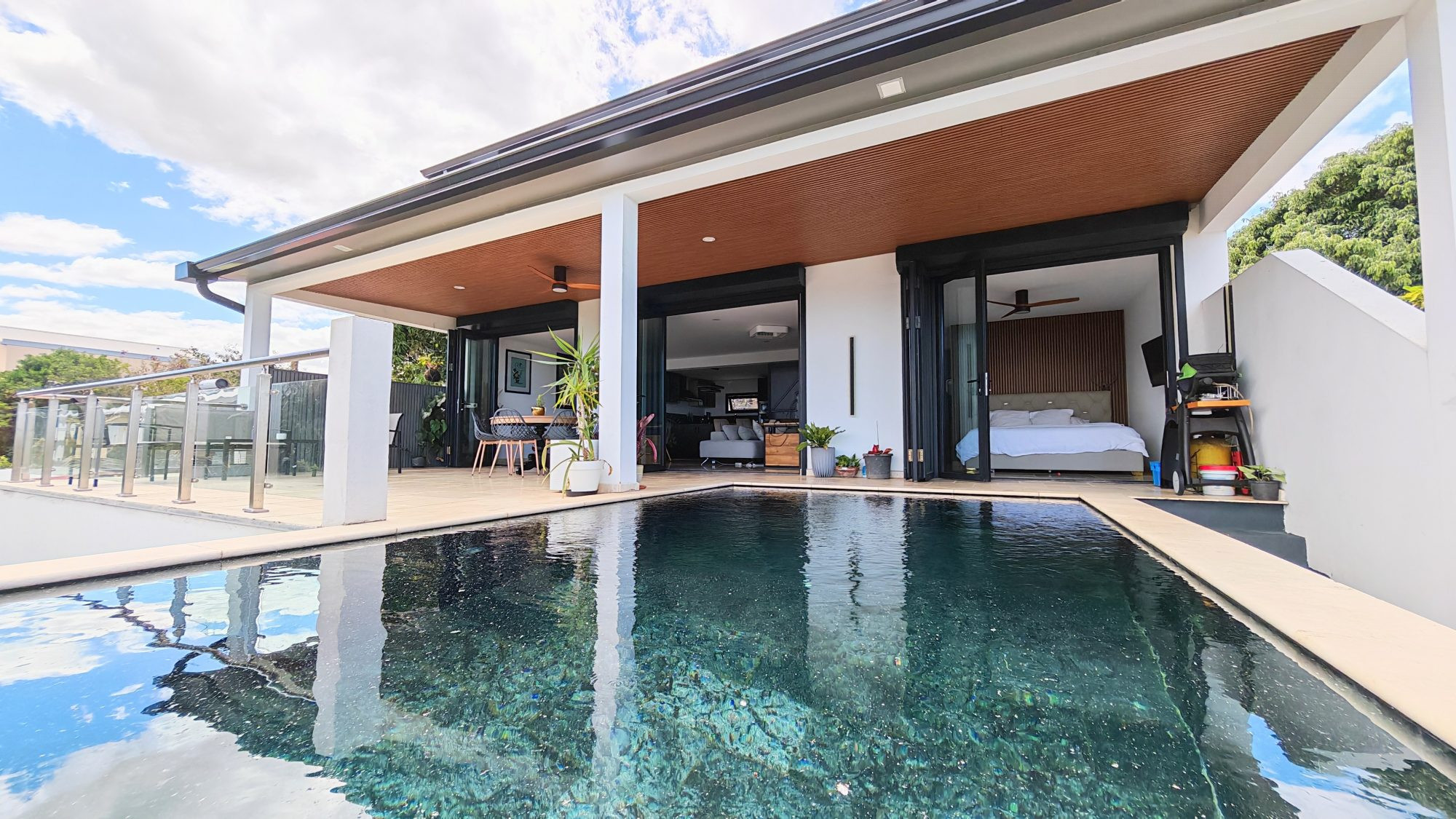 Maison récente avec piscine, vue dégagée mer et montagne à vendre à Saint-Pierre Saint-Pierre – La Réunion | Maison individuelle récente | 180 m² habitables | 5 chambres | Piscine | Vue mer et montagne