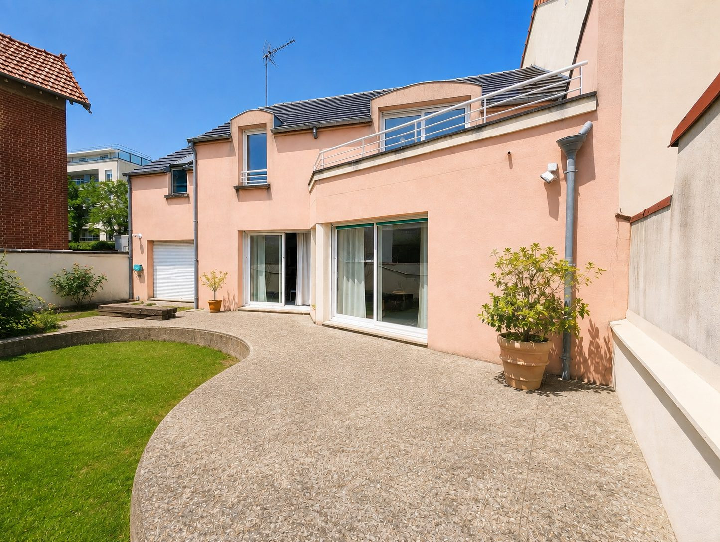 Maison familiale 5 pièces – 4 chambres, jardin, terrasse et garage – à toute proximité du centre-ville