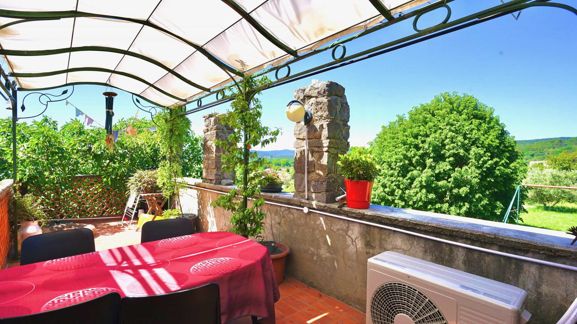 Maison à vendre à Saint-Julien-les-Rosiers, 153 m²