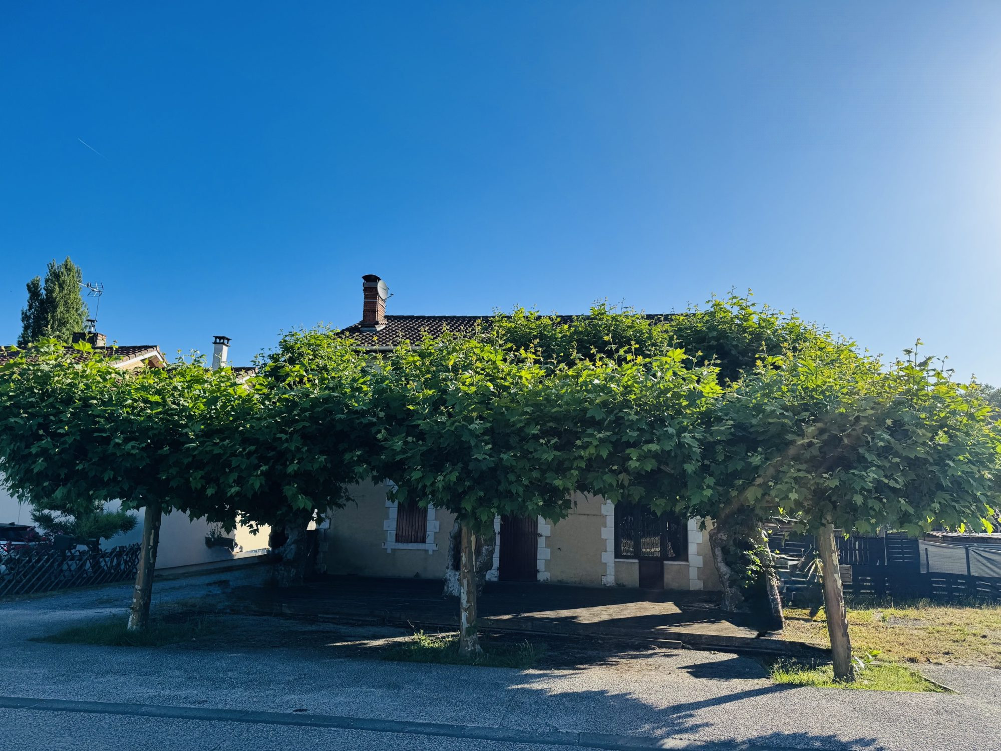 Maison de caractère d’environ 215 m² au prix de 149 000 €.