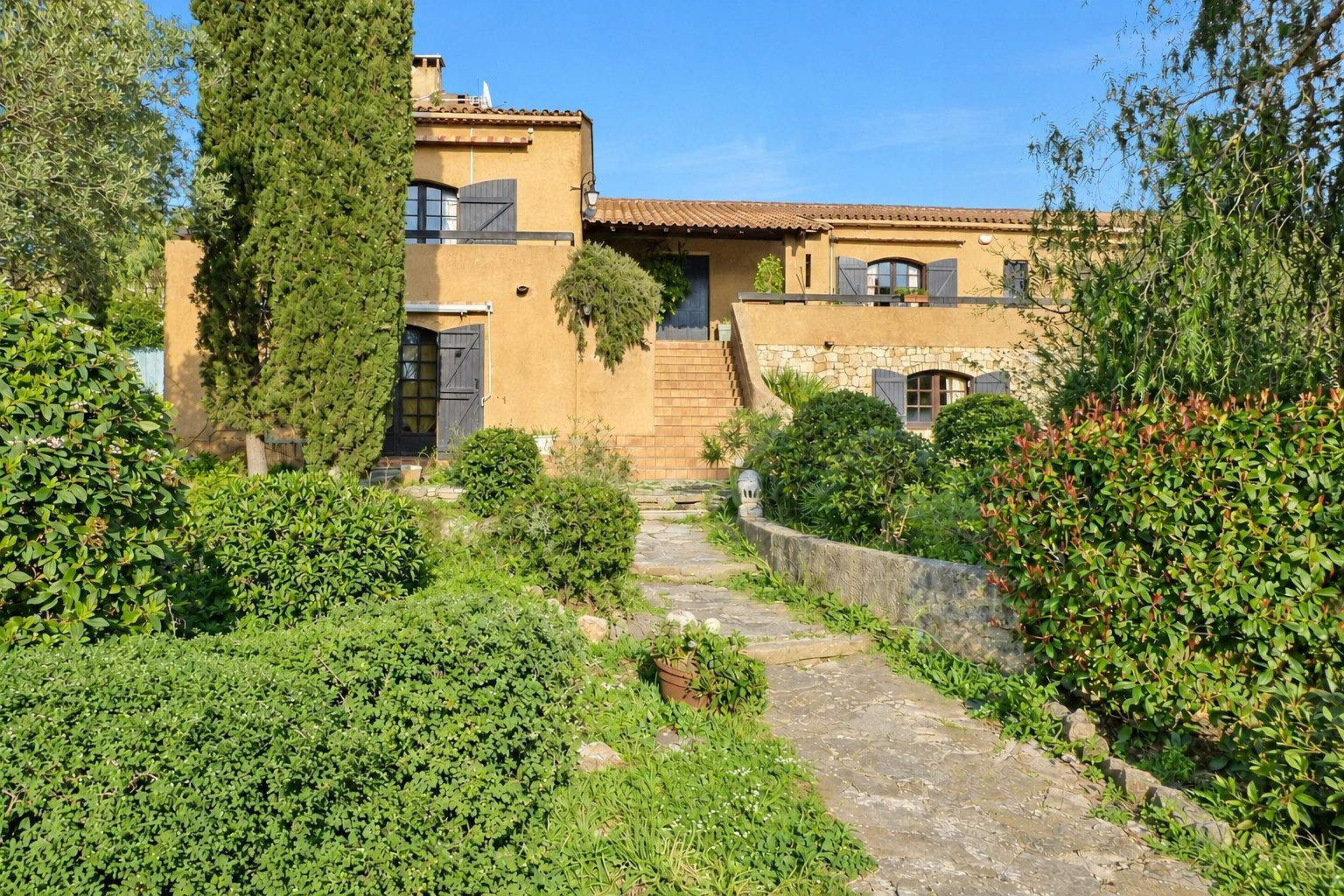 Maison familiale 222 m² avec piscine et jardin paysager à Bandol – Quartier résidentiel recherché