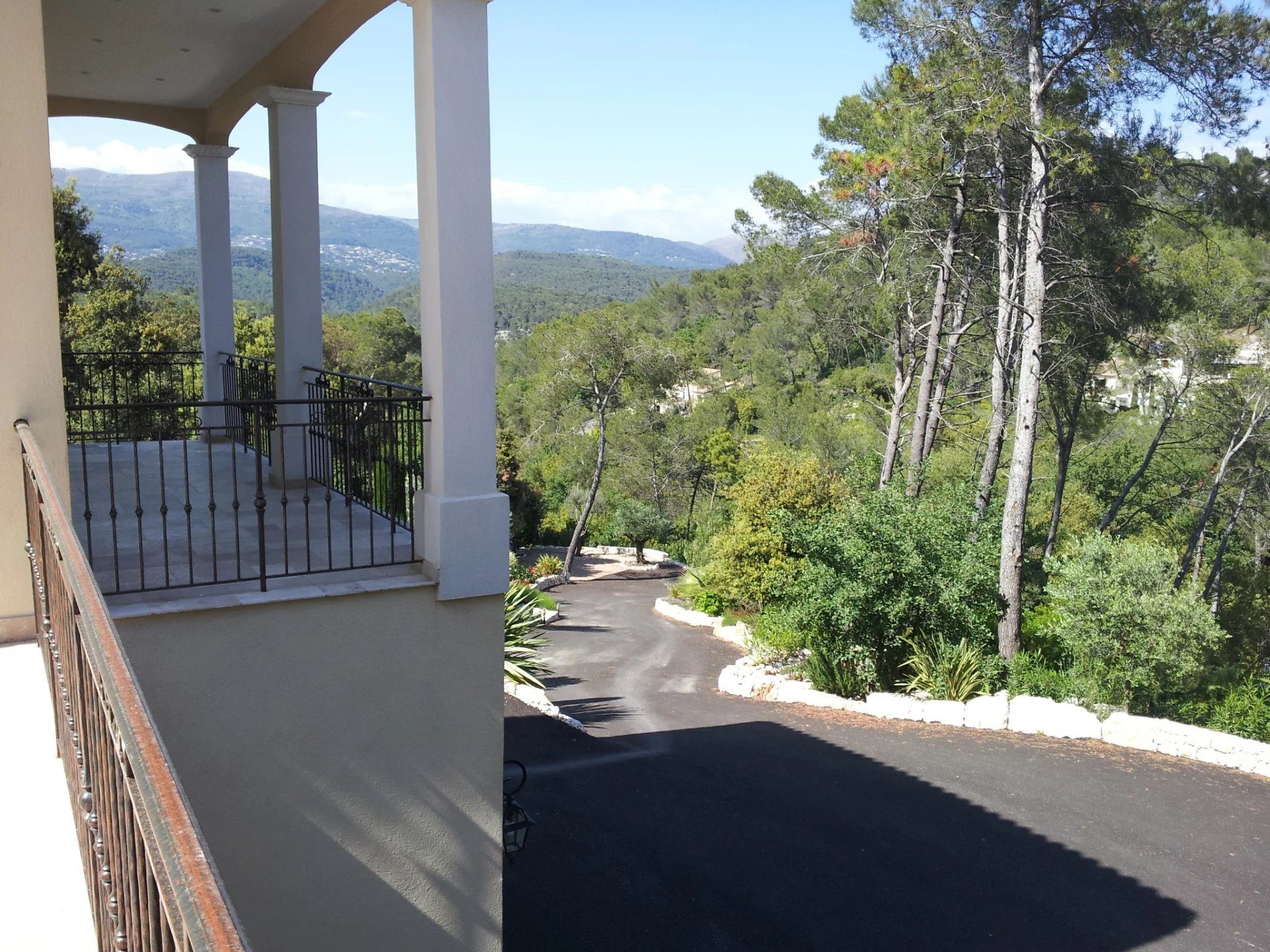 Maison 6 pièces 186 m² · à Roquefort-les-Pins · 186 m² · 1 370 000 €