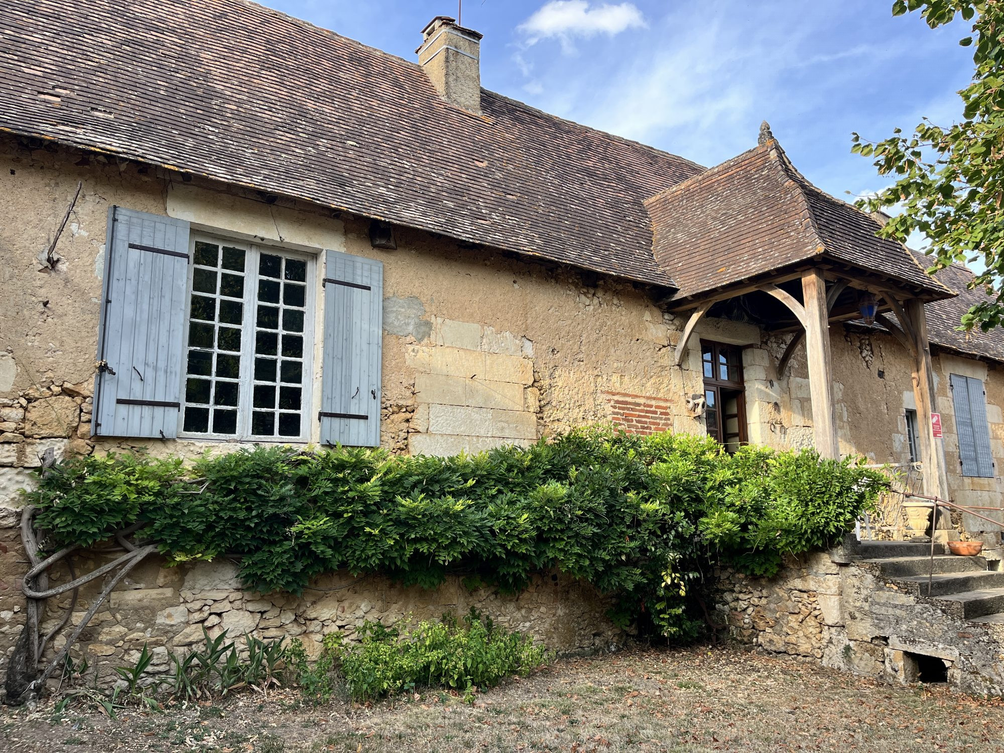 Magnifique propriété de caractère en pierre avec dépendances et grand terrain – Saint-Georges-de-Montclard