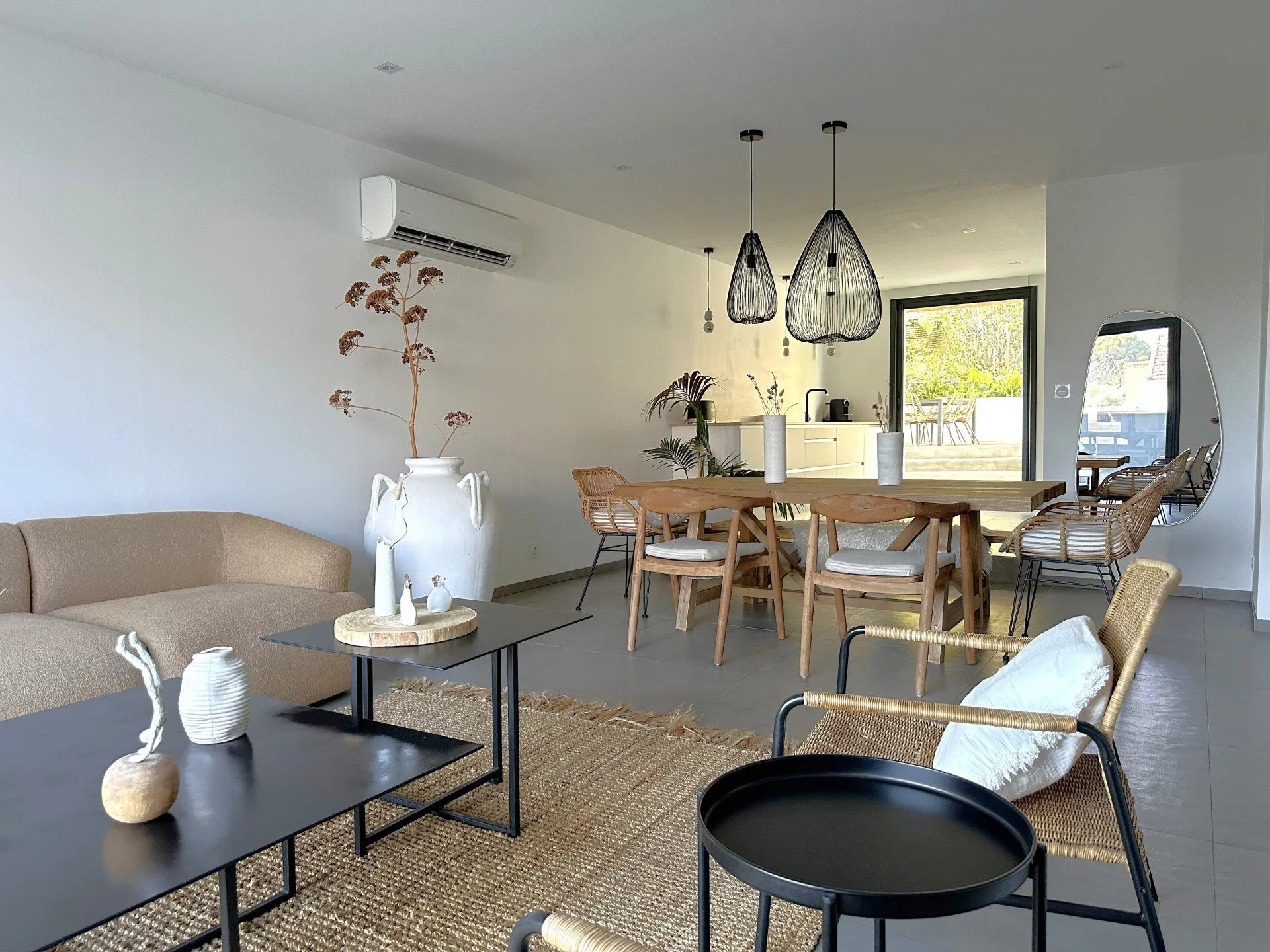 Beautiful Family Home in Two Apartments T4 – 220 m² living space Swimming Pool – Exotic Garden – Parking – Quatre Chemins des Routes District 4