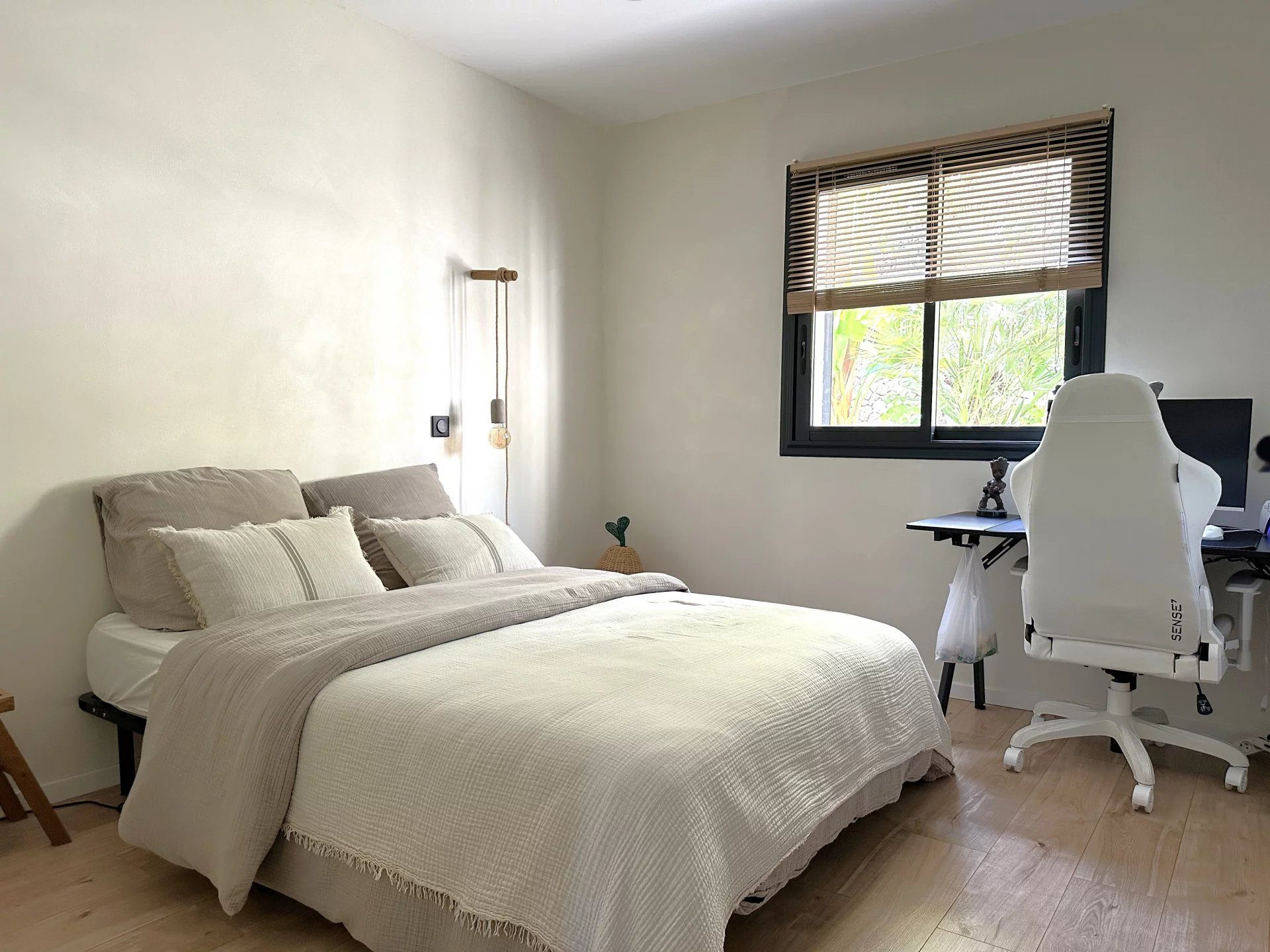 Belle Maison Familiale en deux appartements T4 – 220 m² habitables Piscine – Jardin exotique – Stationnements – Quartier Quatre Chemins des Routes