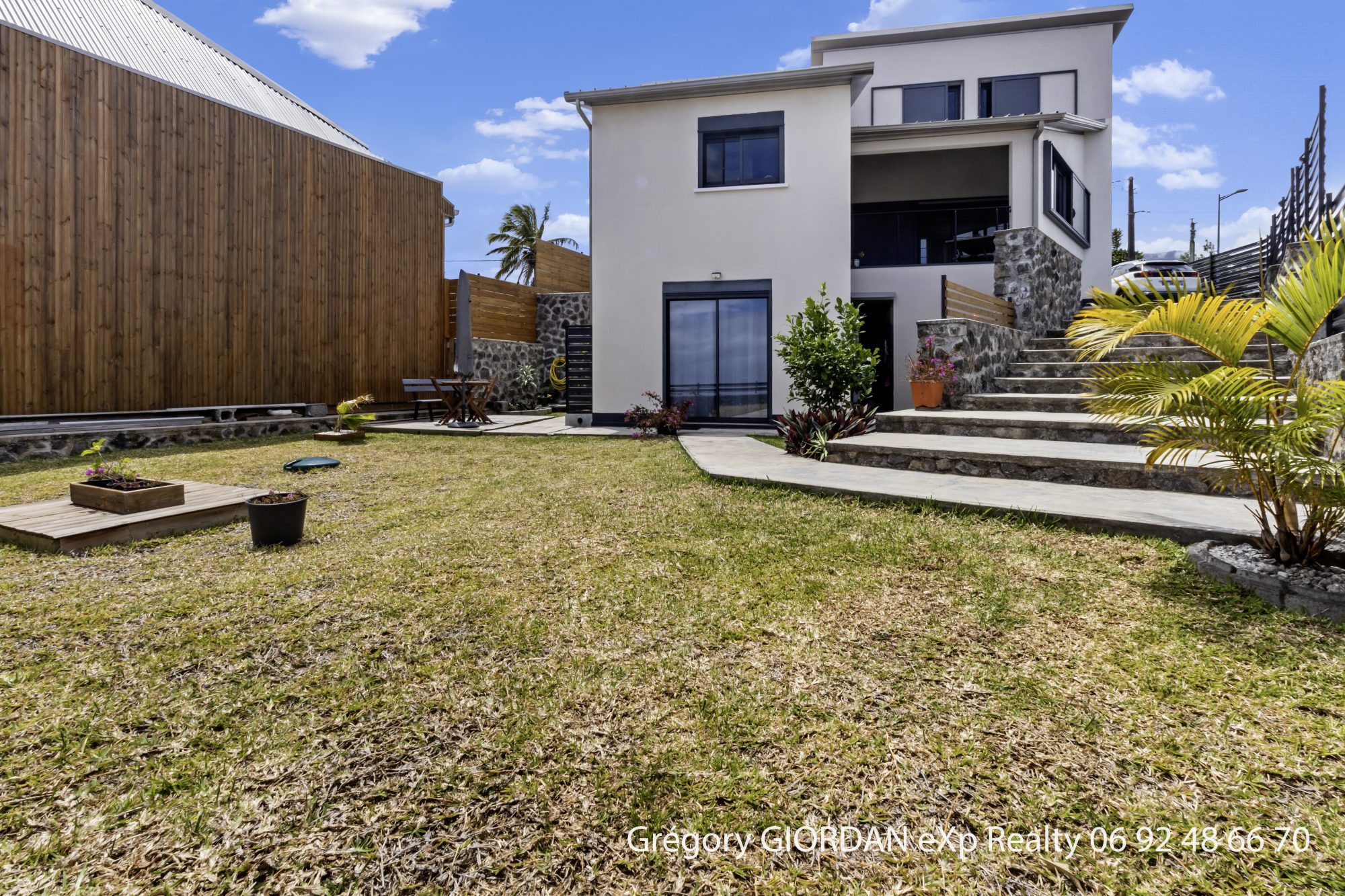 Villa for sale in Petite-Île, 117 m²