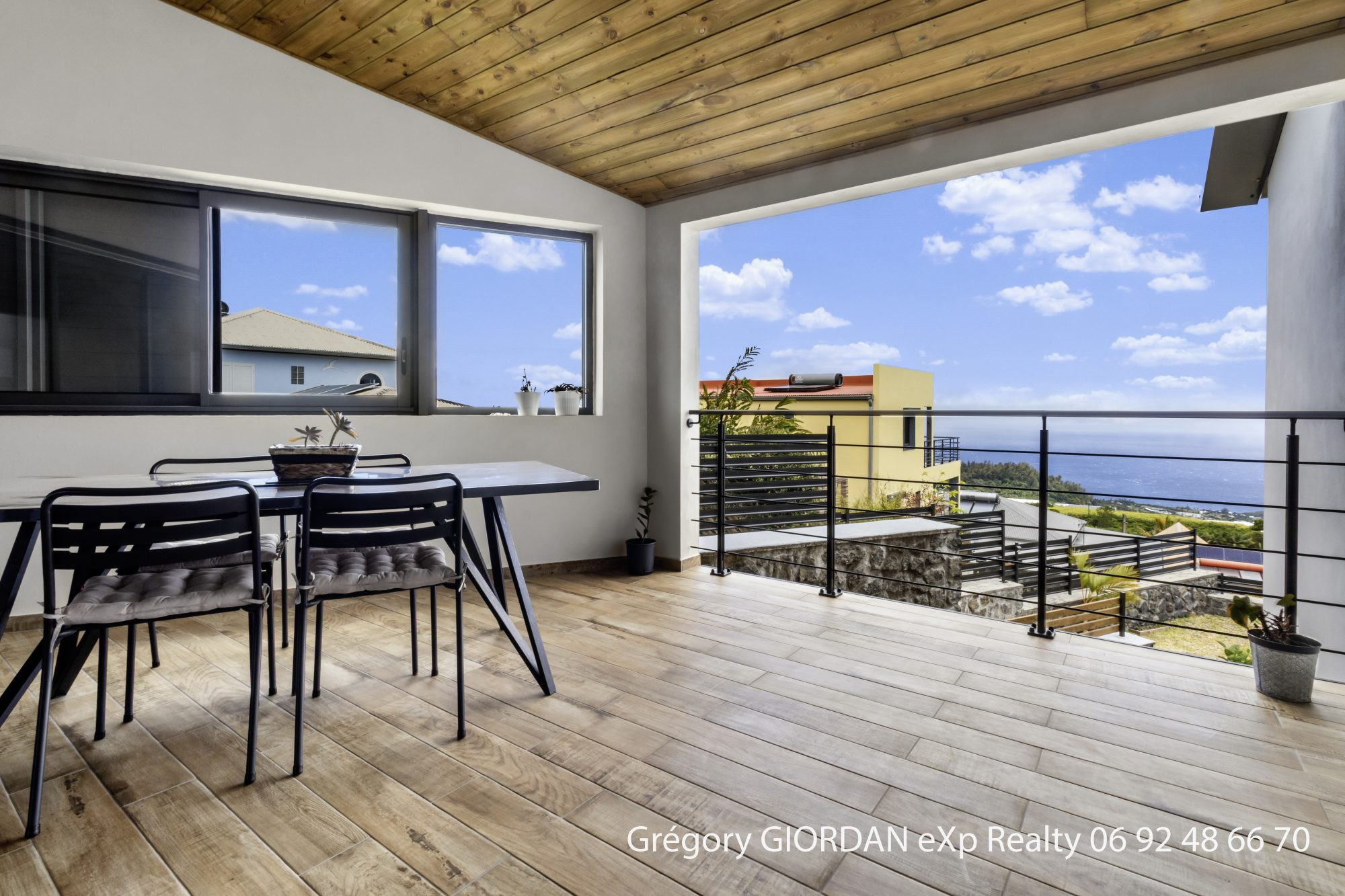 Villa for sale in Petite-Île, 117 m²