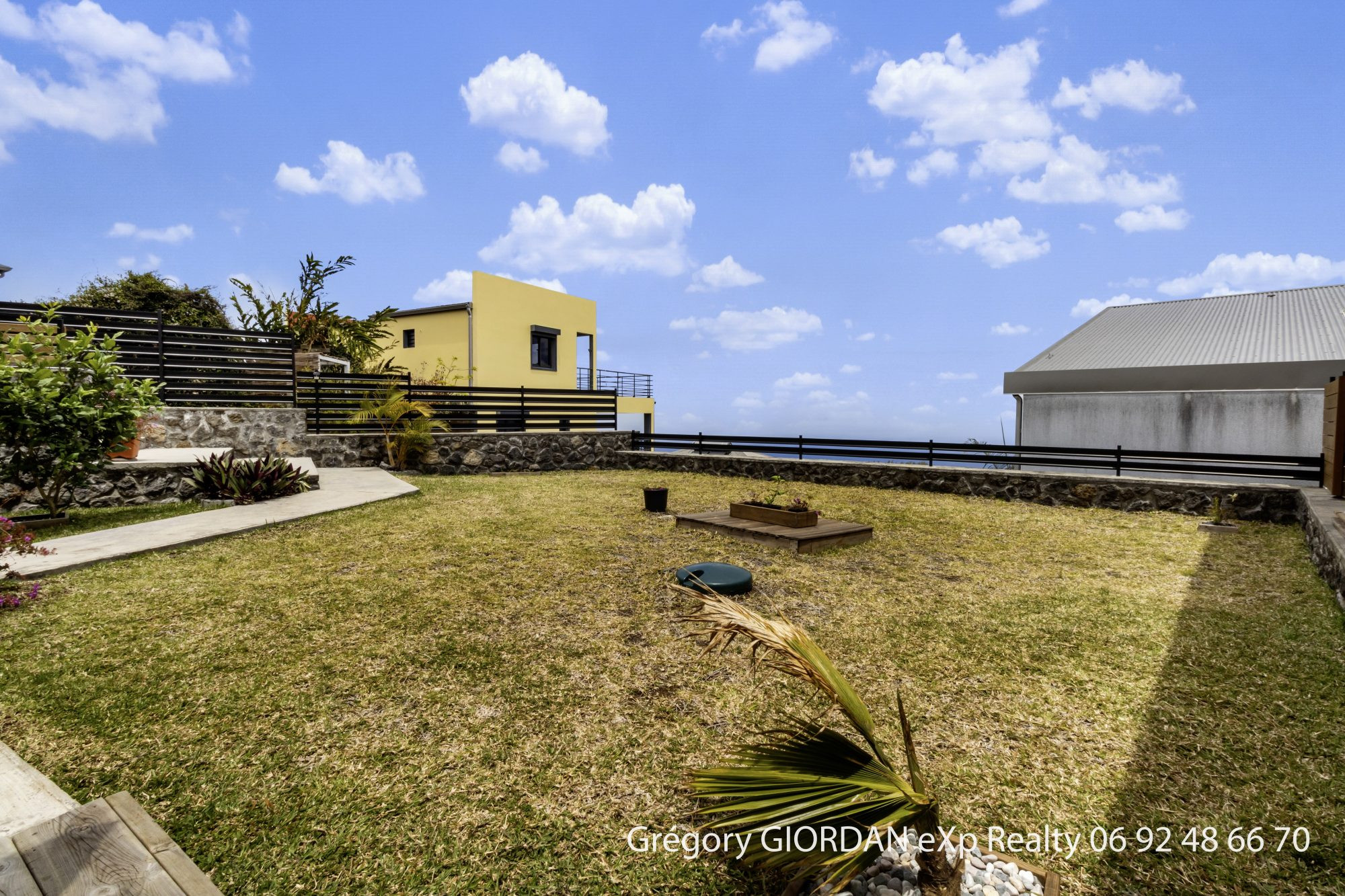 Villa for sale in Petite-Île, 117 m²