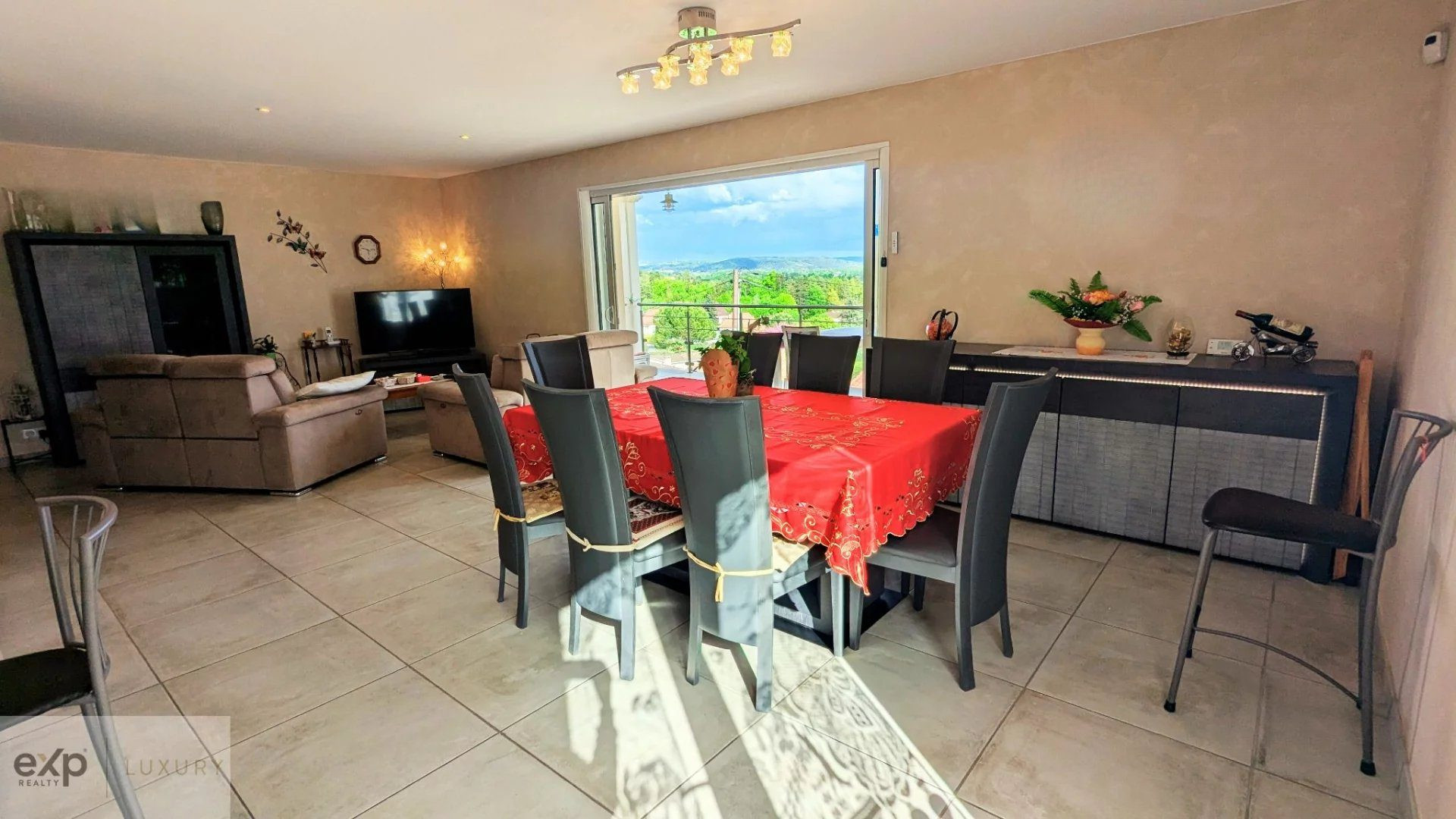 Contemporary house with exceptional panoramic views 4