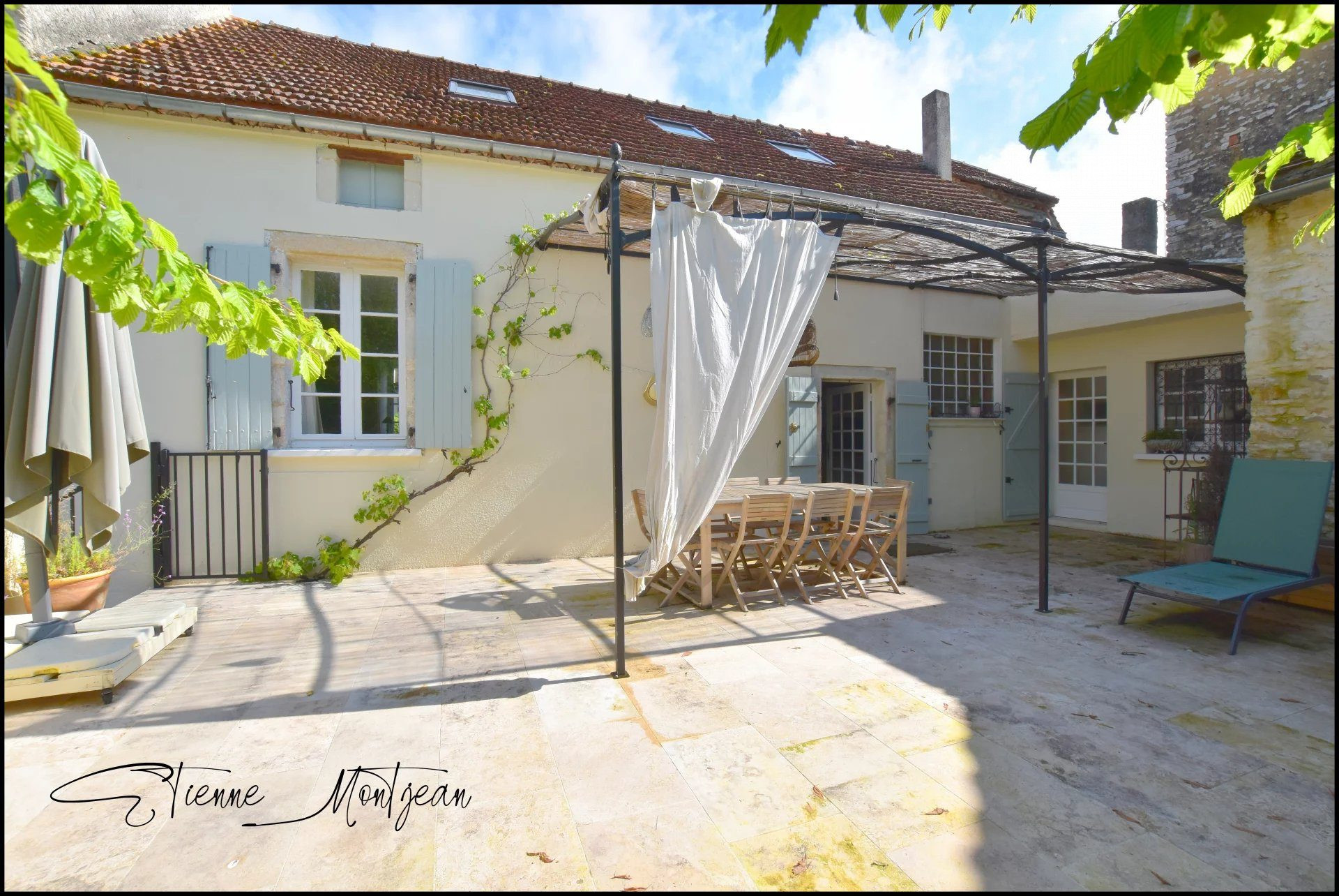 5-bedroom stone house, terrace, garage. 4