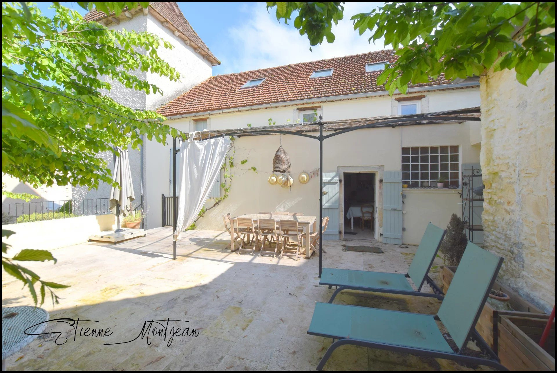 5-bedroom stone house, terrace, garage. 3