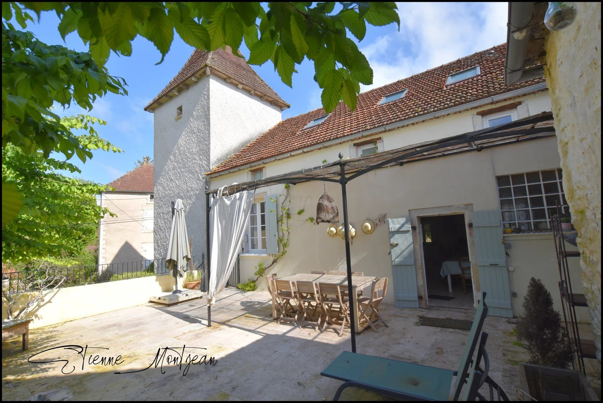 Maison en pierre 5 chambres, terrasse, garage.