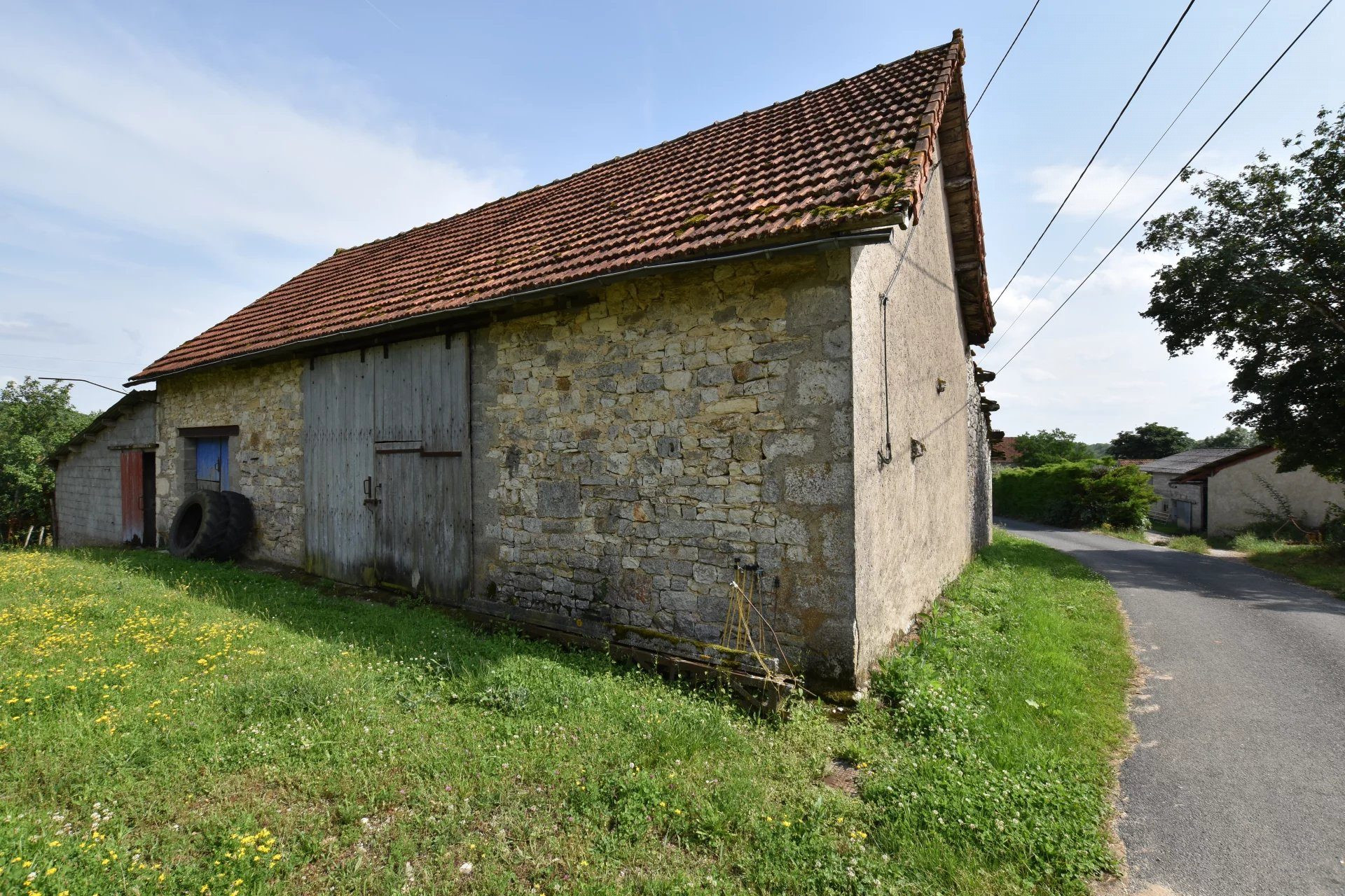 Stone barn 1300 m² of land. 3
