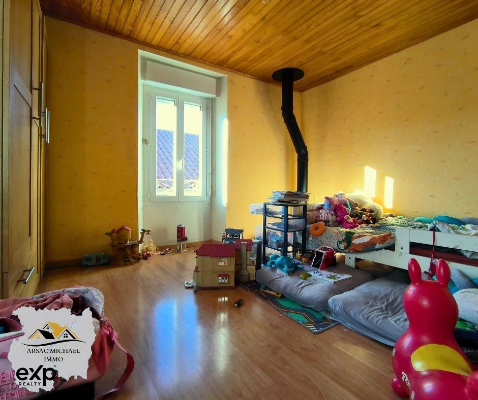 For Sale: Town House with Land and Outbuildings in Langogne 4