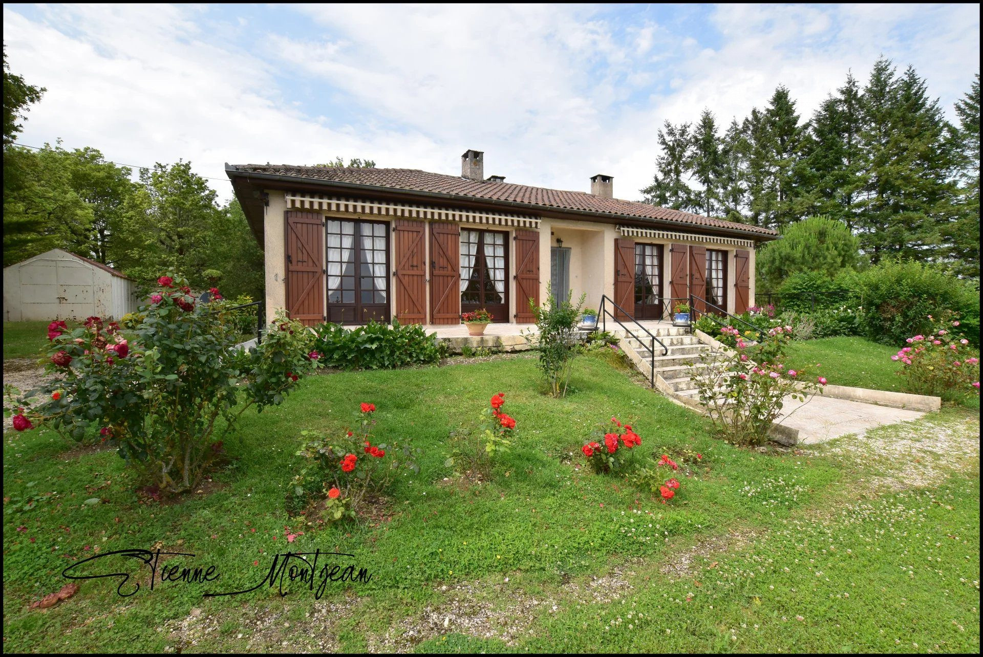 Ensemble immobilier, une maison, trois granges, deux ateliers, 24 hectare de terres.