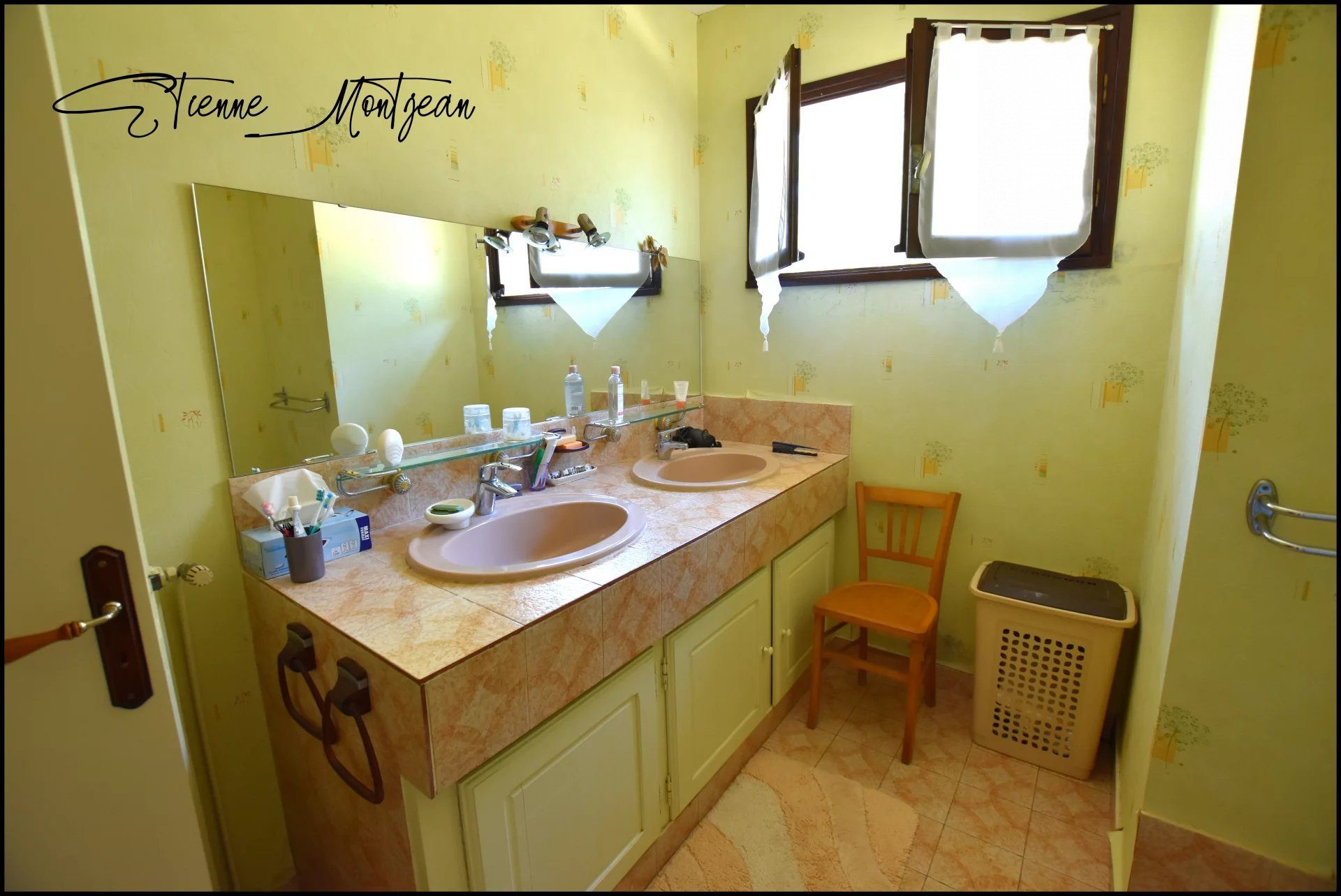 Ensemble immobilier, une maison, trois granges, deux ateliers, 24 hectare de terres.