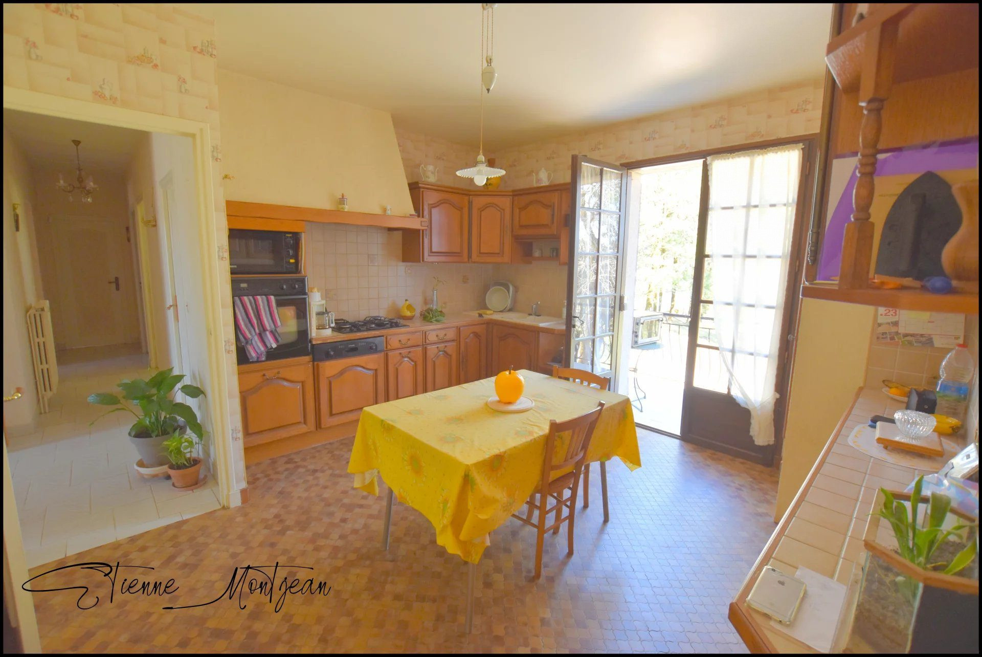 Ensemble immobilier, une maison, trois granges, deux ateliers, 24 hectare de terres.