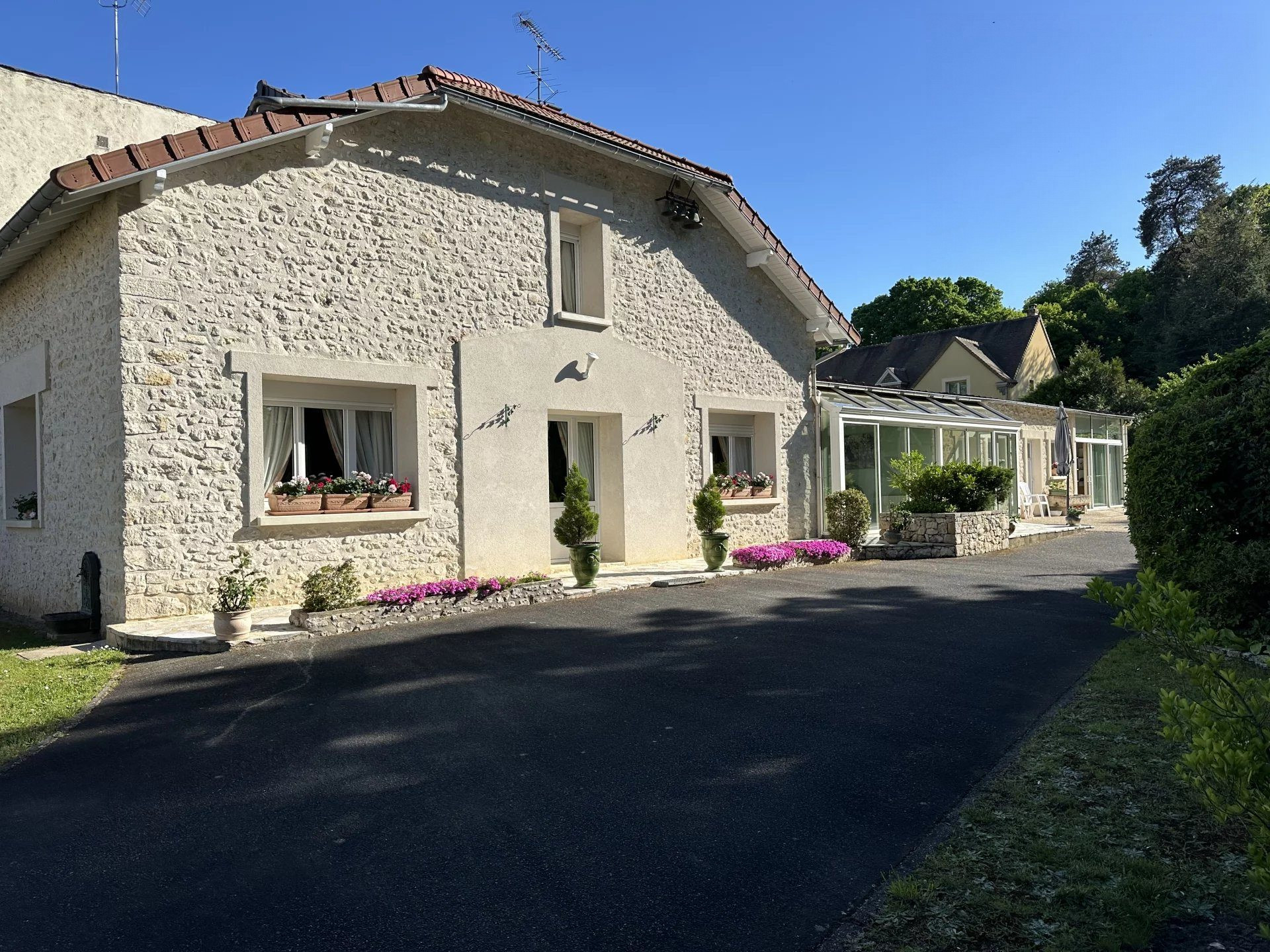 RARE SUR LE SECTEUR – Maison Ancienne Rénovée avec Studio Indépendant et Terrain constructible
