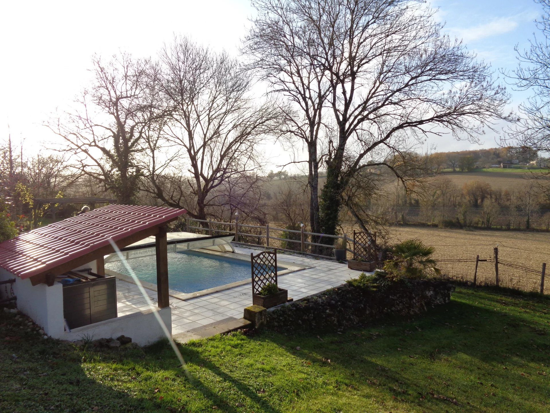 Superbe maison de campagne au calme, entièrement rénovée, 270 m² , 4 chambres., piscine et vues