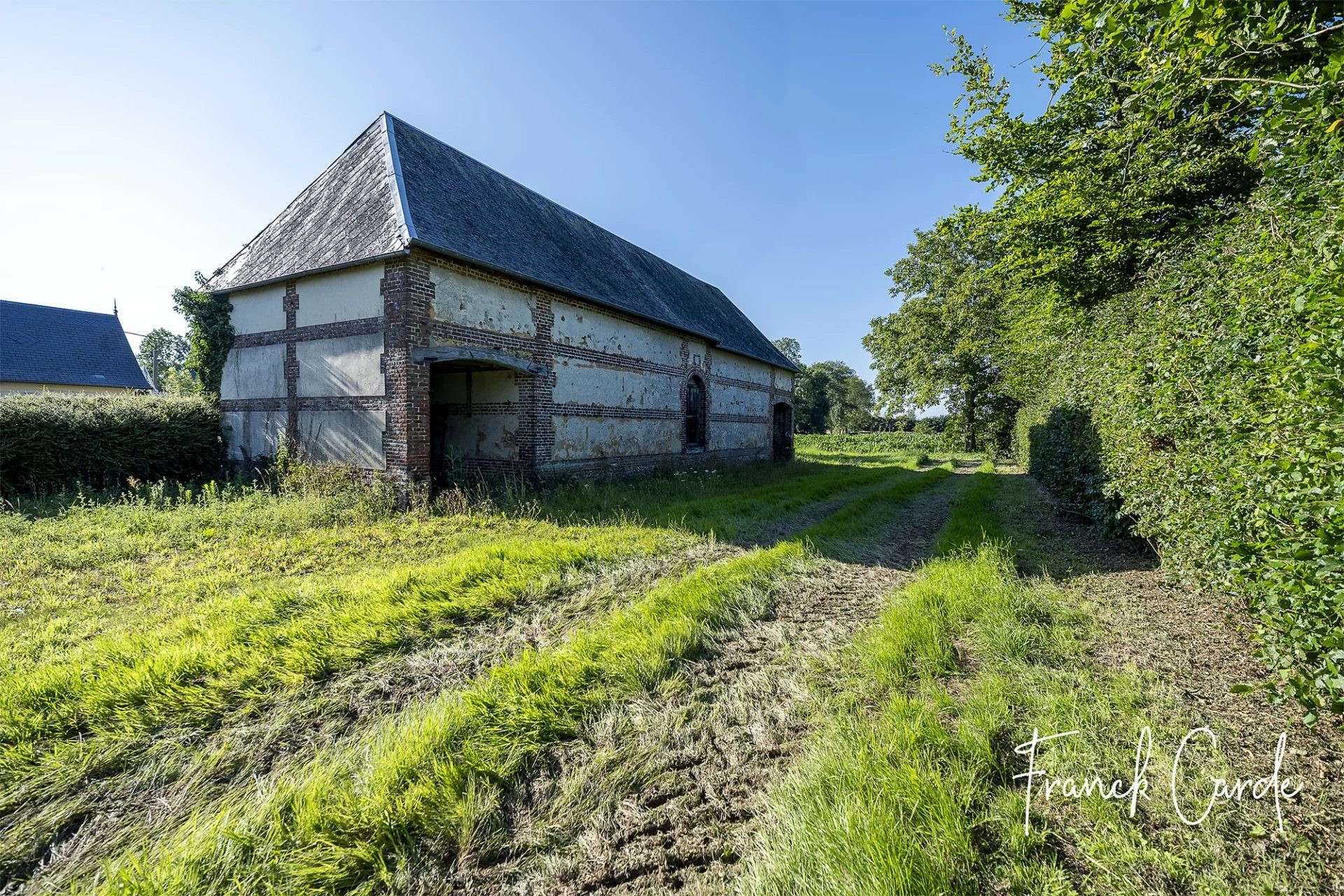 Belle grange en brique et silex à rénover, proche Saint-Saëns