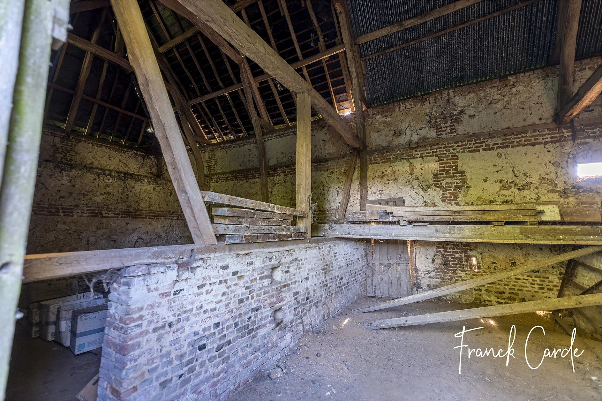 Belle grange en brique et silex à rénover, proche Saint-Saëns