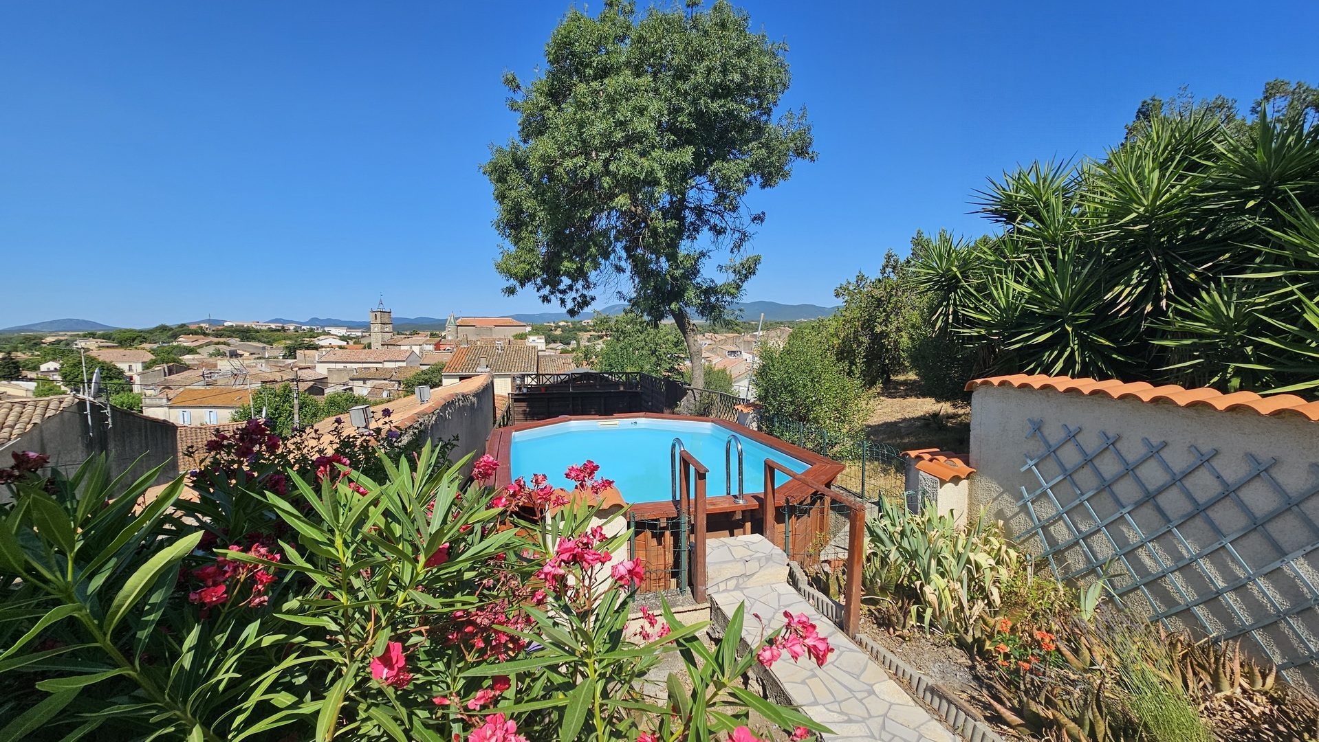 Maison de village avec belles vues et petit jardin avec piscine hors sol