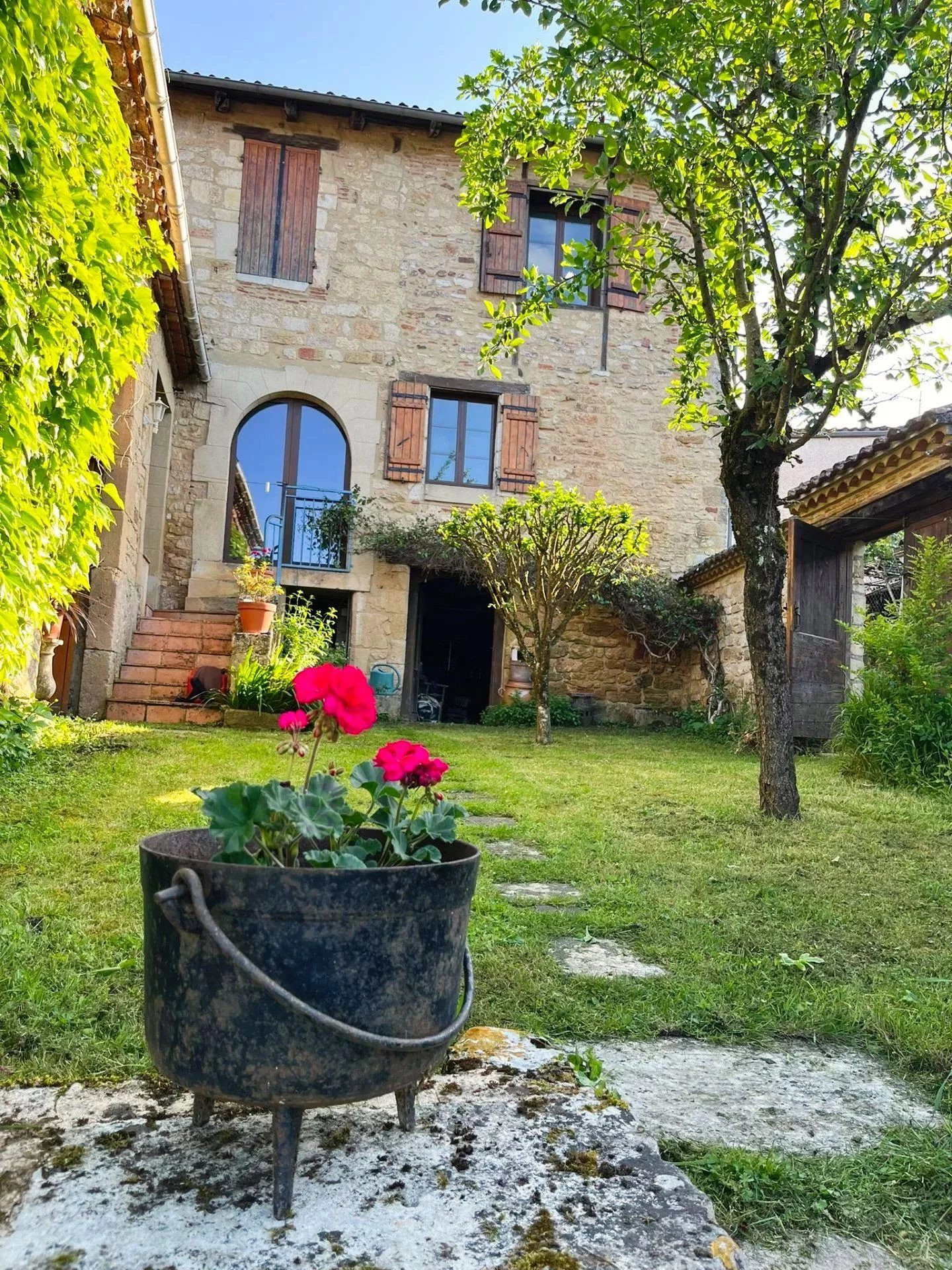 Maison rénovée avec piscine sans vis a vis en plein village