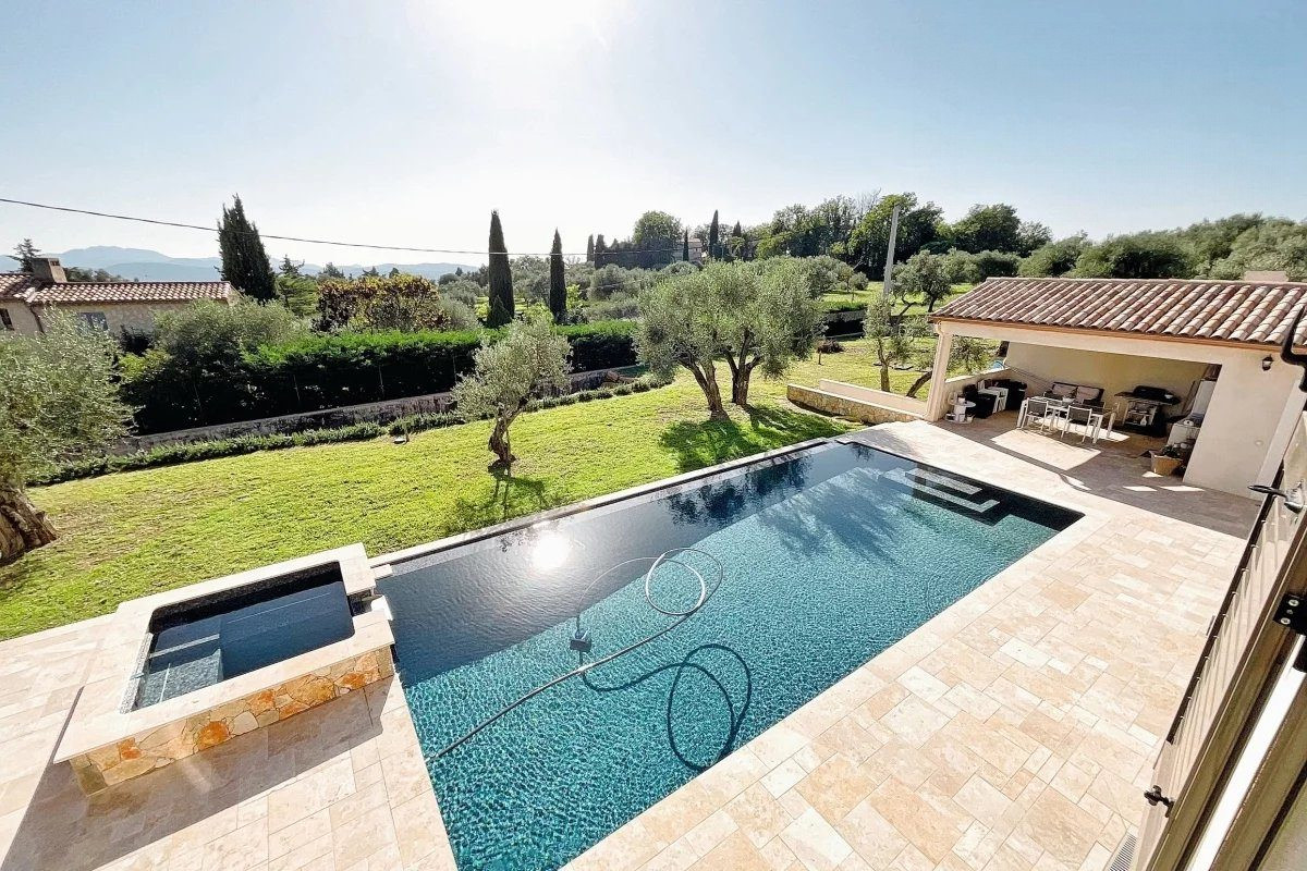 A VENDRE CALLIAN: Villa récente 6 pièces avec piscine terrasses et jardin paysagé plat.