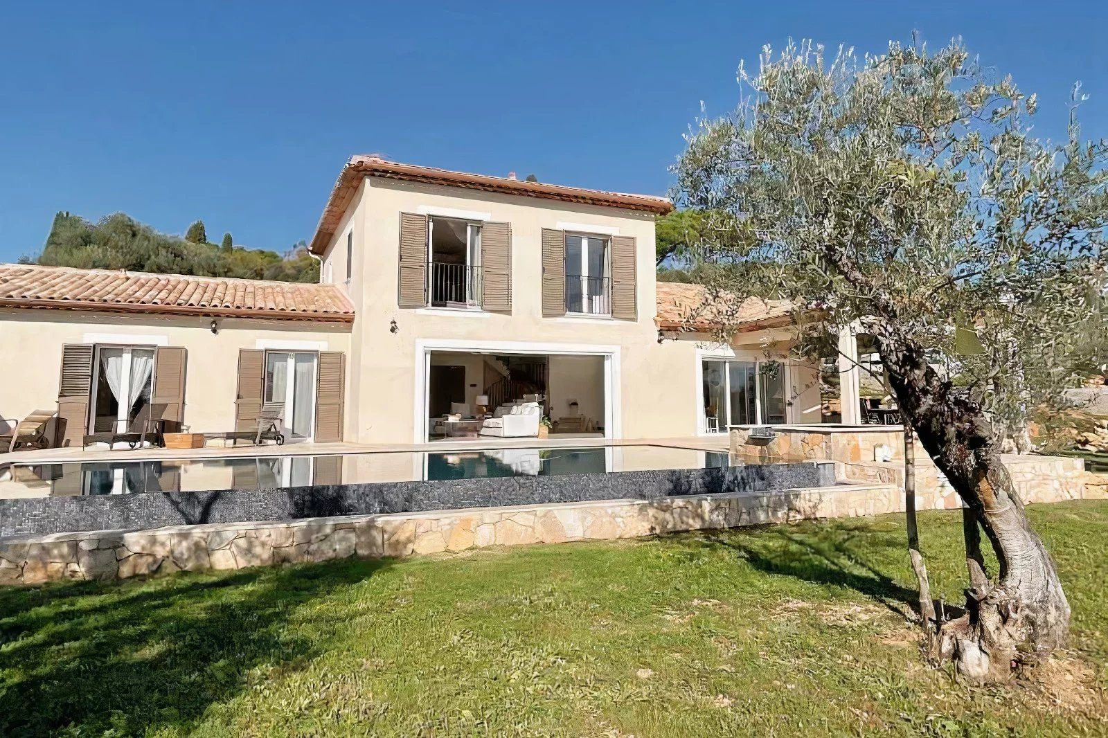 A VENDRE CALLIAN: Villa récente 6 pièces avec piscine terrasses et jardin paysagé plat.