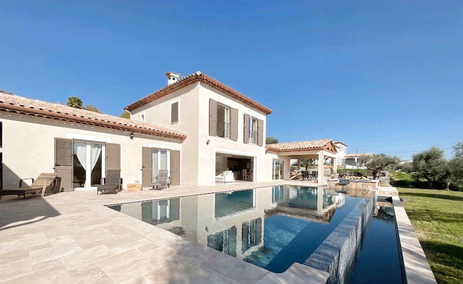 FOR SALE CALLIAN: Recent 6-room villa with swimming pool, terraces and landscaped flat garden. 3