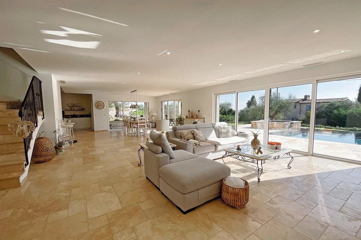 FOR SALE CALLIAN: Recent 6-room villa with swimming pool, terraces and landscaped flat garden. 4
