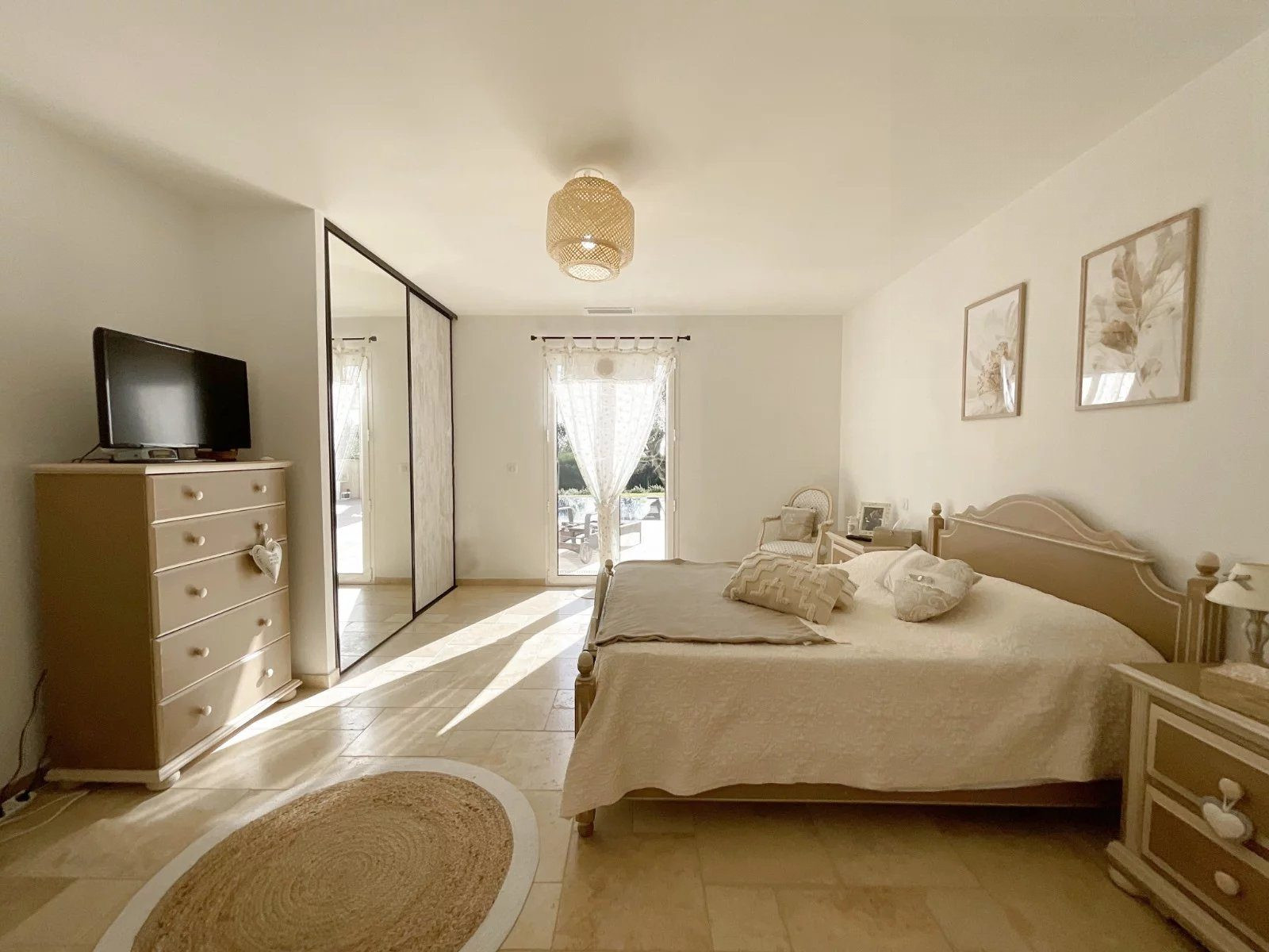 A VENDRE CALLIAN: Villa récente 6 pièces avec piscine terrasses et jardin paysagé plat.