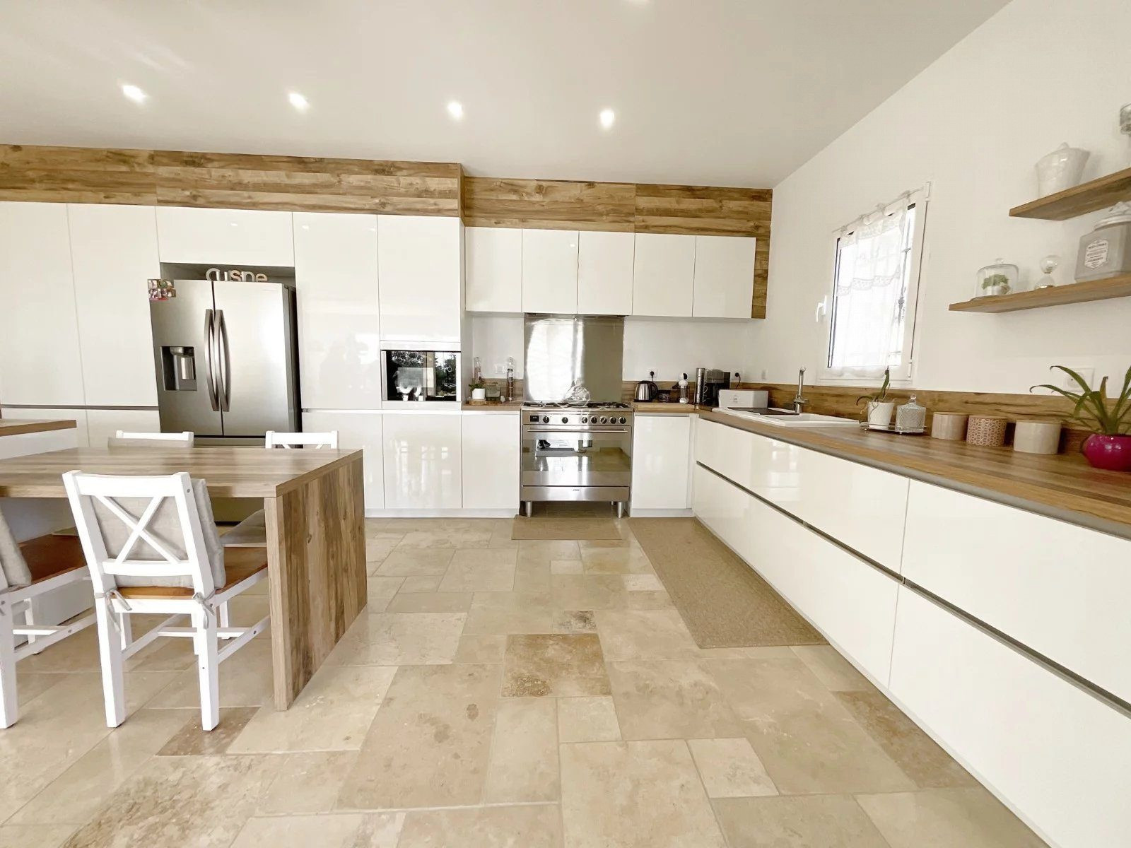 FOR SALE CALLIAN: Recent 6-room villa with swimming pool, terraces and landscaped flat garden. 5
