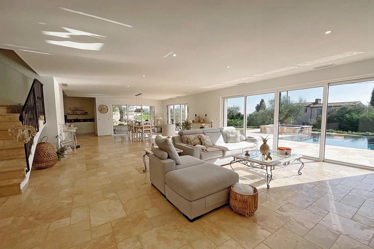 A VENDRE CALLIAN: Villa récente 6 pièces avec piscine terrasses et jardin paysagé plat.