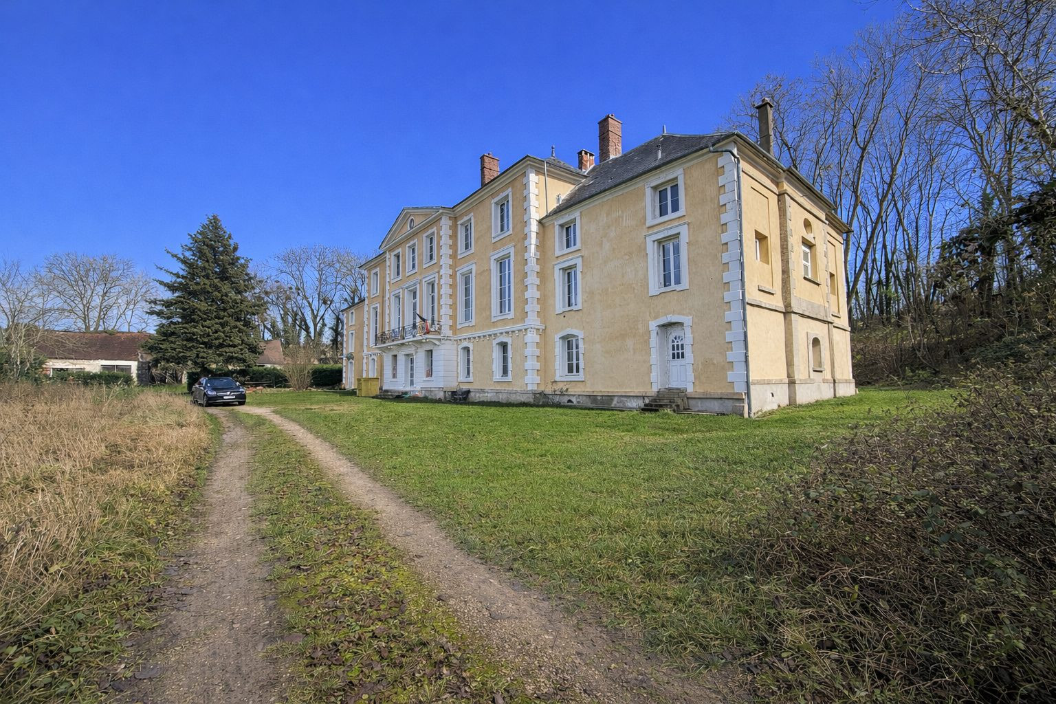 Château du XVIIIe siècle partiellement réhabilité, disposant d’un parc boisé de 2 hectares et d’une dépendance déjà réhabilitée.