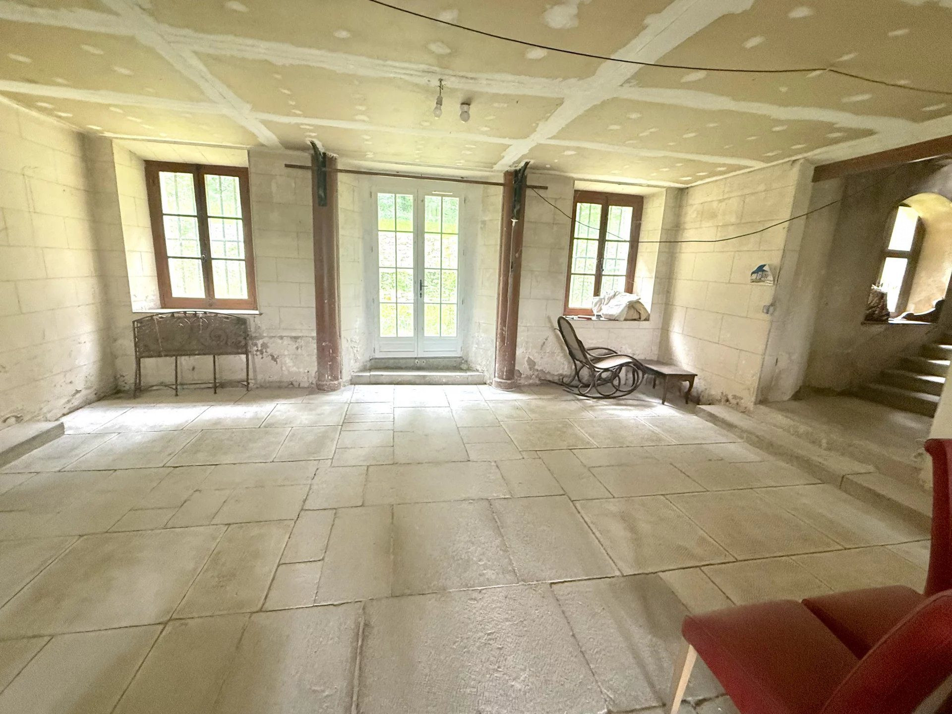 Château du XVIIIe siècle partiellement réhabilité, disposant d’un parc boisé de 2 hectares et d’une dépendance déjà réhabilitée.