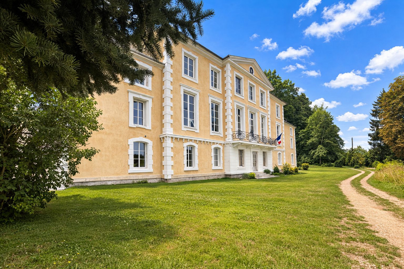 Château du XVIIIe siècle partiellement réhabilité, disposant d’un parc boisé de 2 hectares et d’une dépendance déjà réhabilitée.
