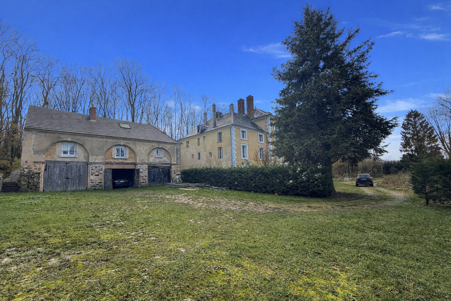 Château du XVIIIe siècle partiellement réhabilité, disposant d’un parc boisé de 2 hectares et d’une dépendance déjà réhabilitée.