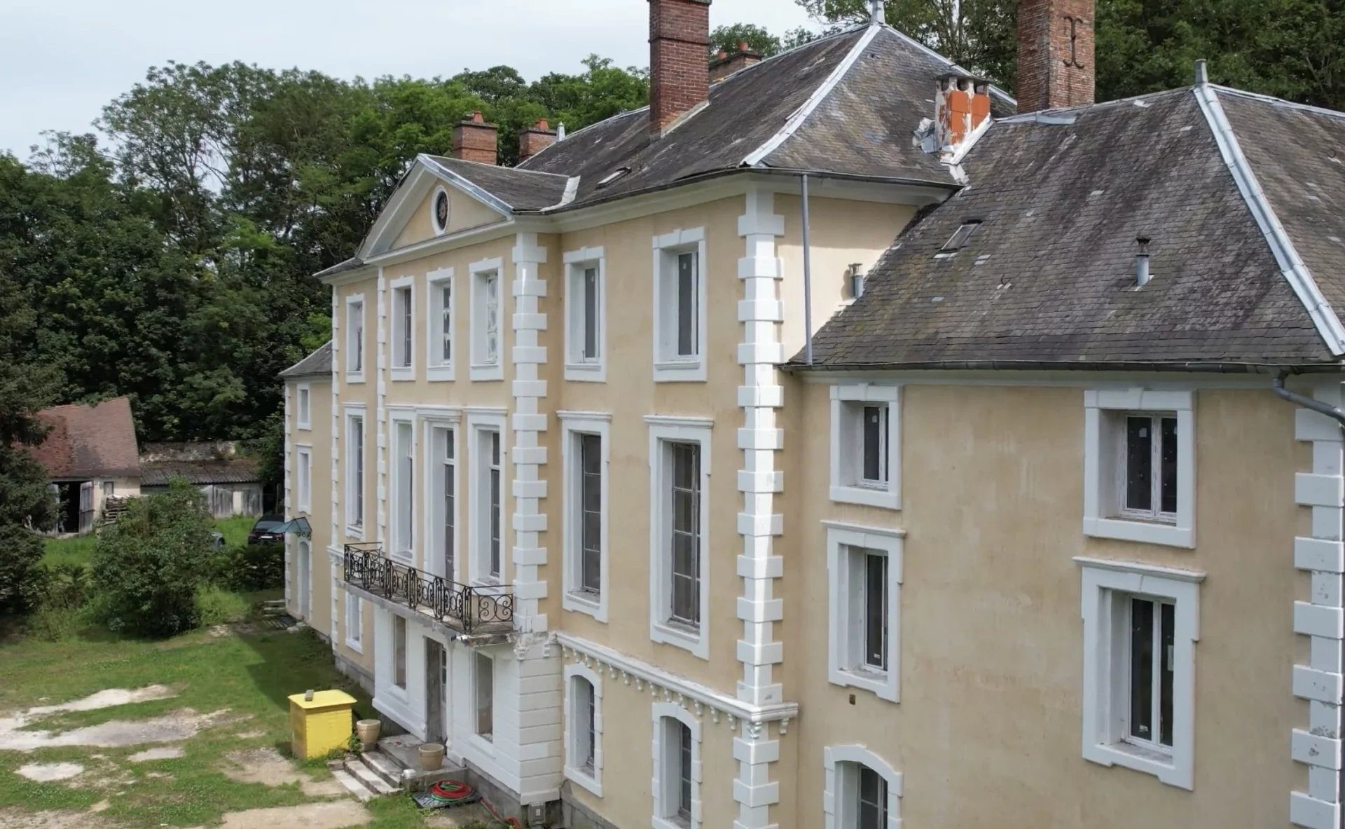 Château du XVIIIe siècle partiellement réhabilité, disposant d’un parc boisé de 2 hectares et d’une dépendance déjà réhabilitée.