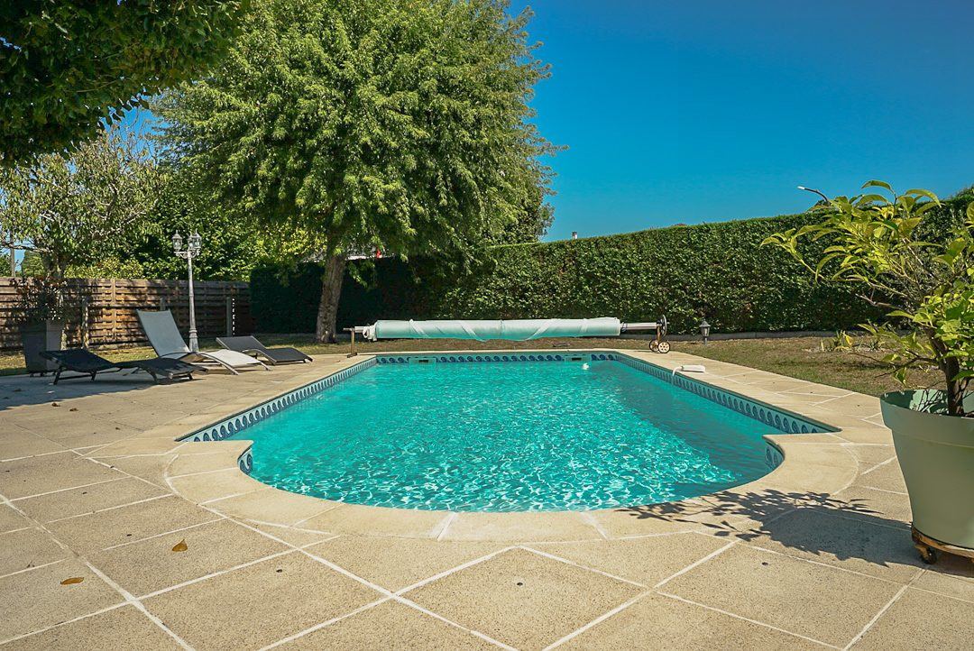 House of 161m2, 7 rooms, garage, swimming pool on 980m2 plot 4