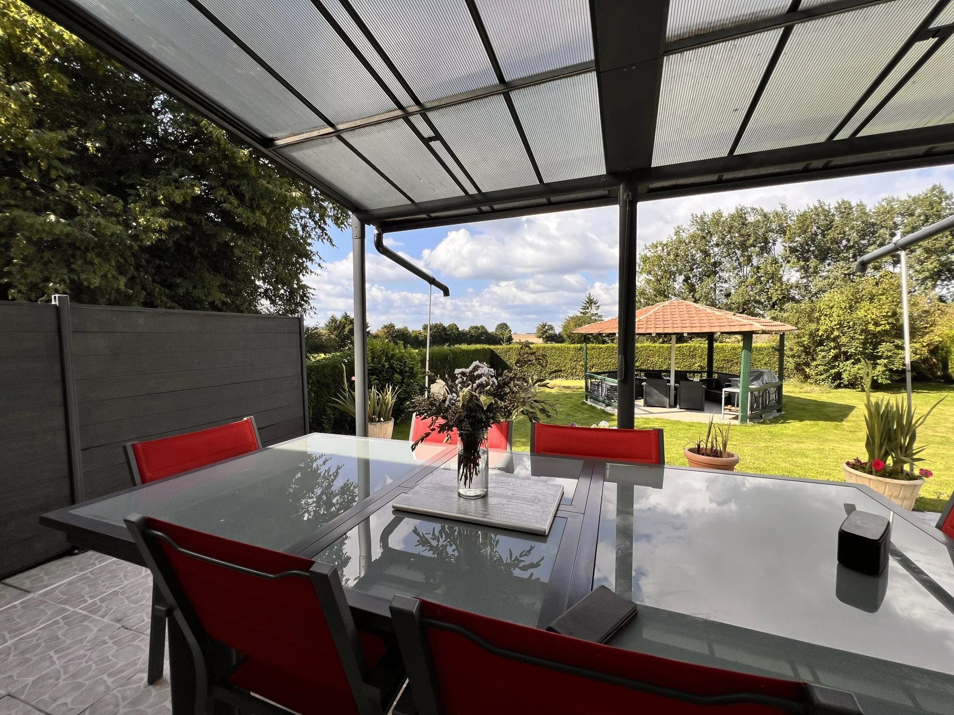 Maison familiale avec sous-sol aménagé, garage double et dépendances