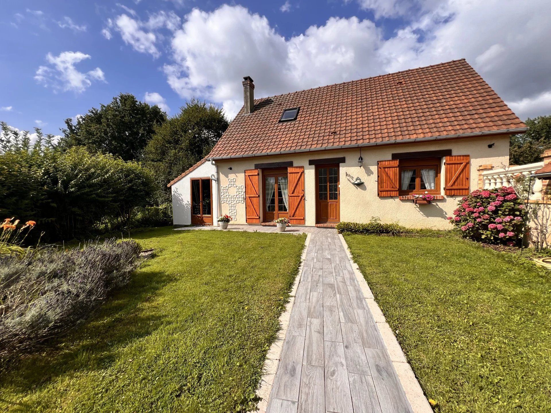 Maison familiale avec sous-sol aménagé, garage double et dépendances