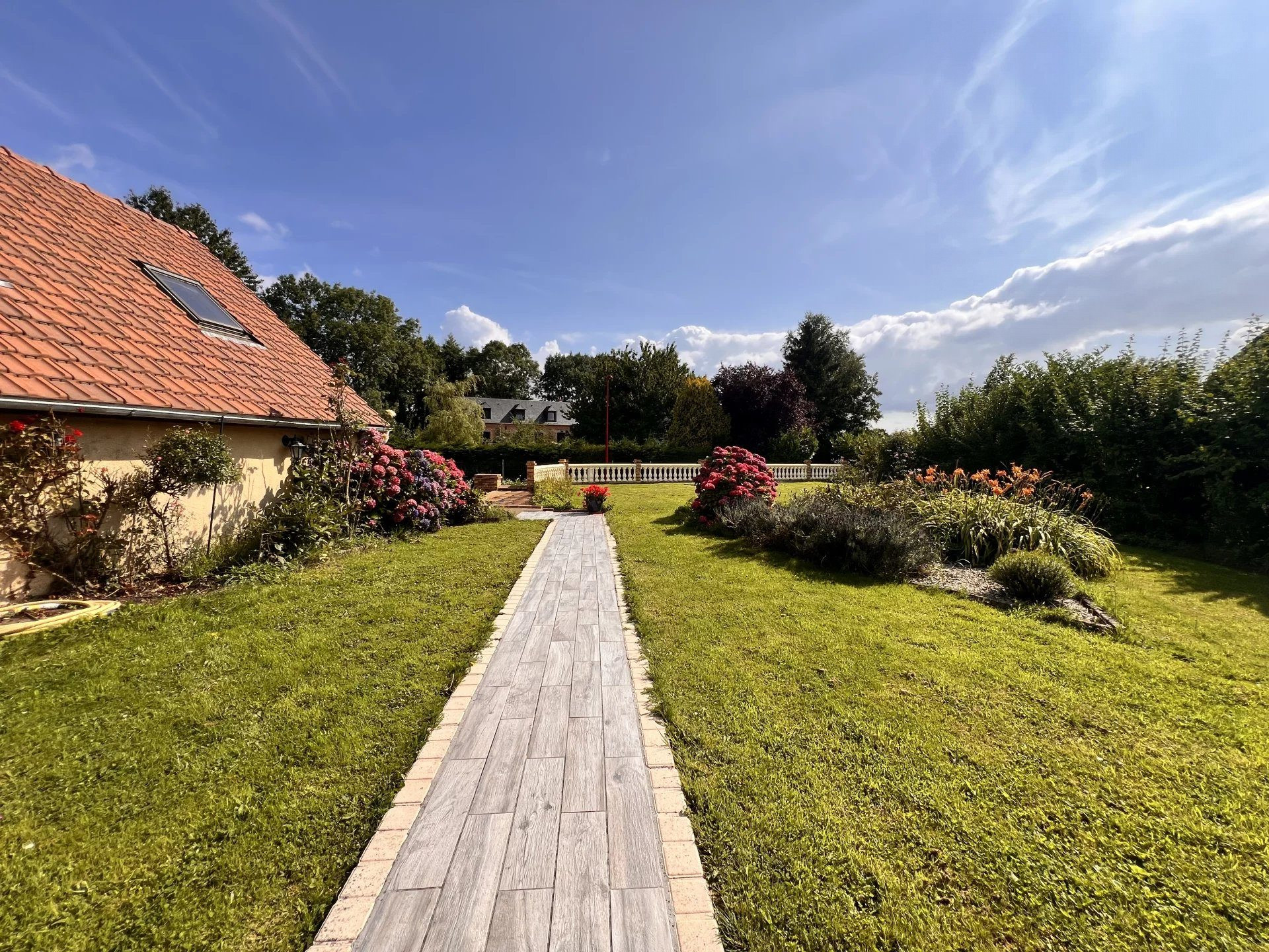 Maison familiale avec sous-sol aménagé, garage double et dépendances