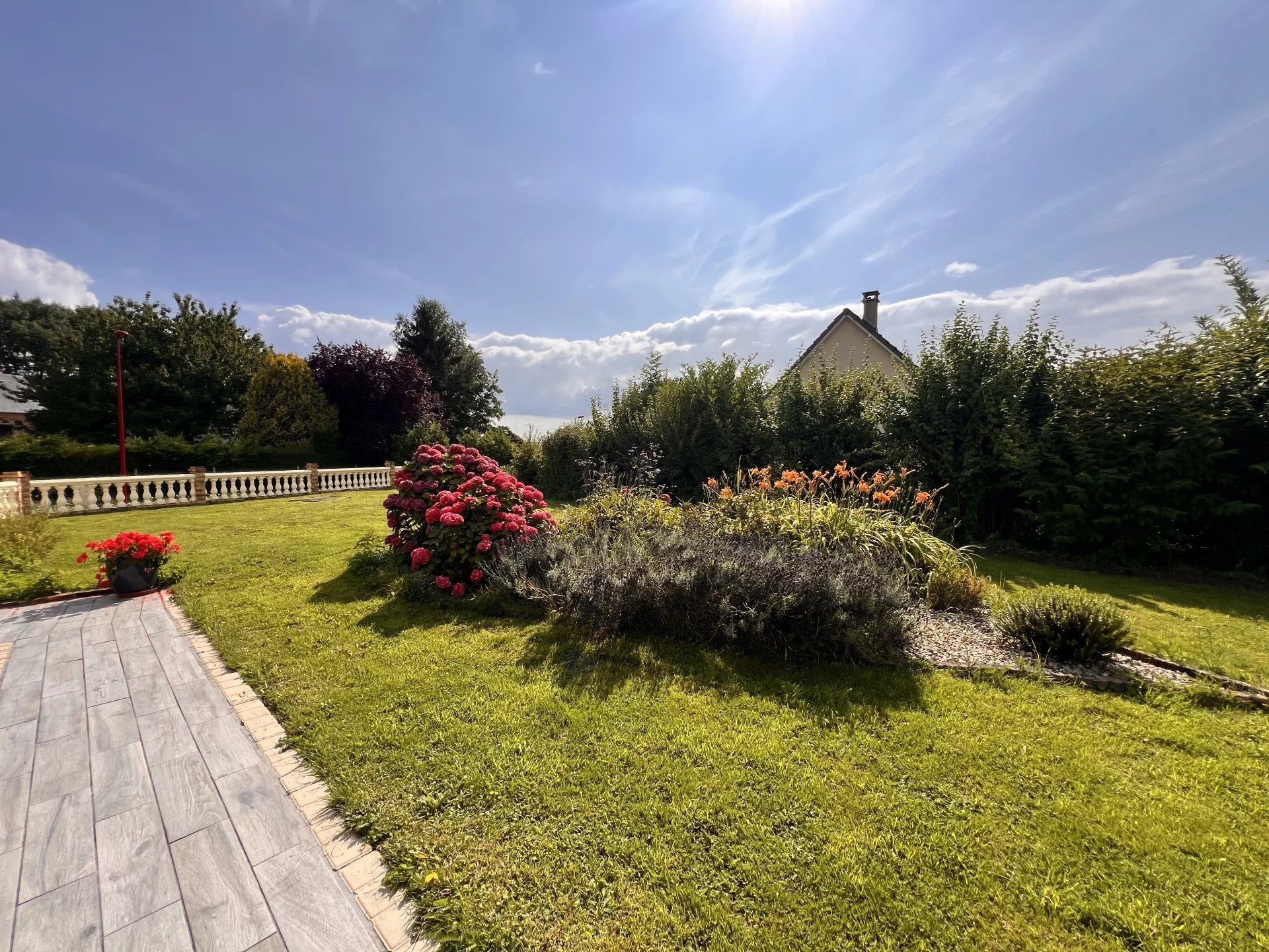 Maison familiale avec sous-sol aménagé, garage double et dépendances