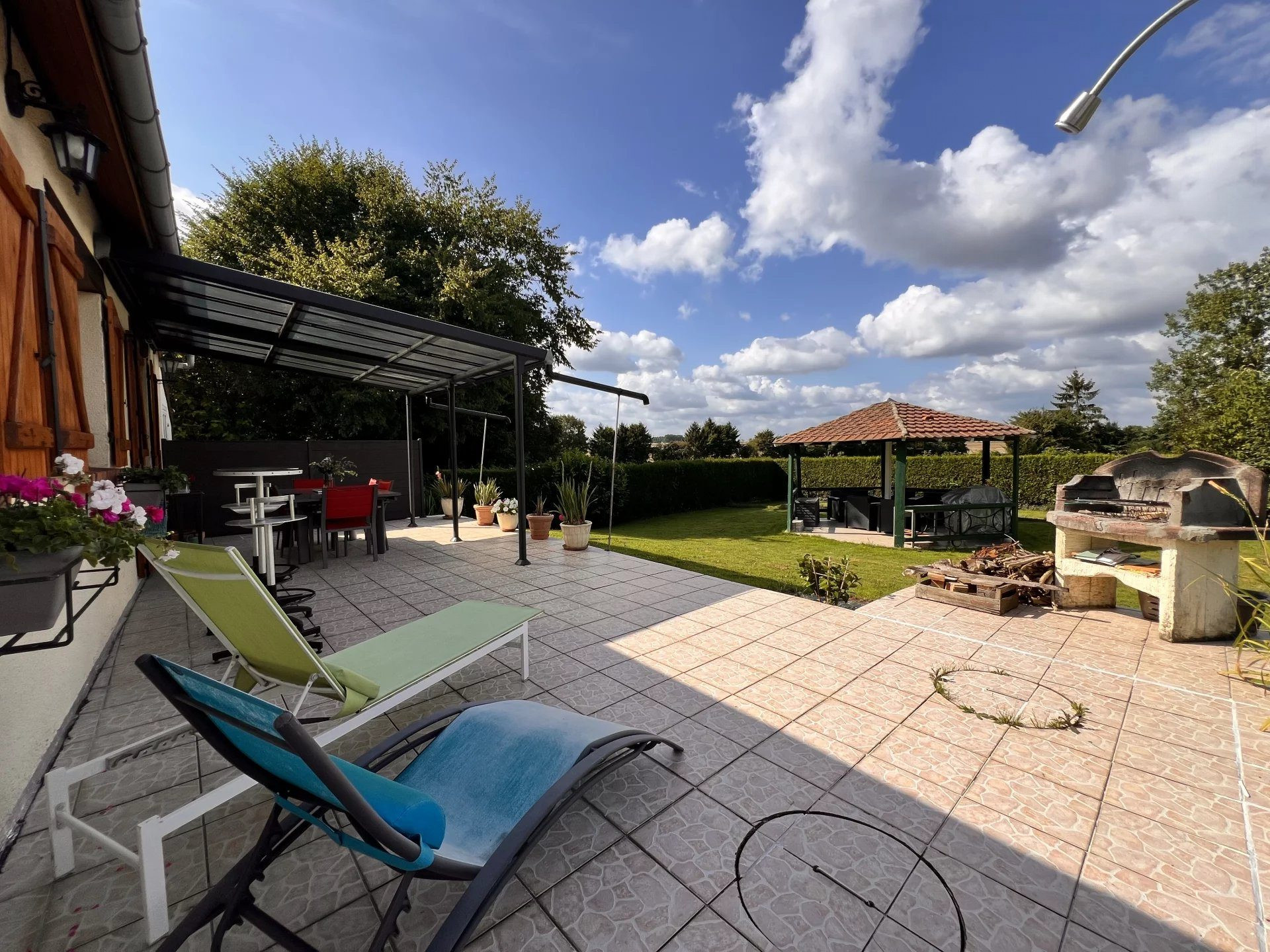 Maison familiale avec sous-sol aménagé, garage double et dépendances