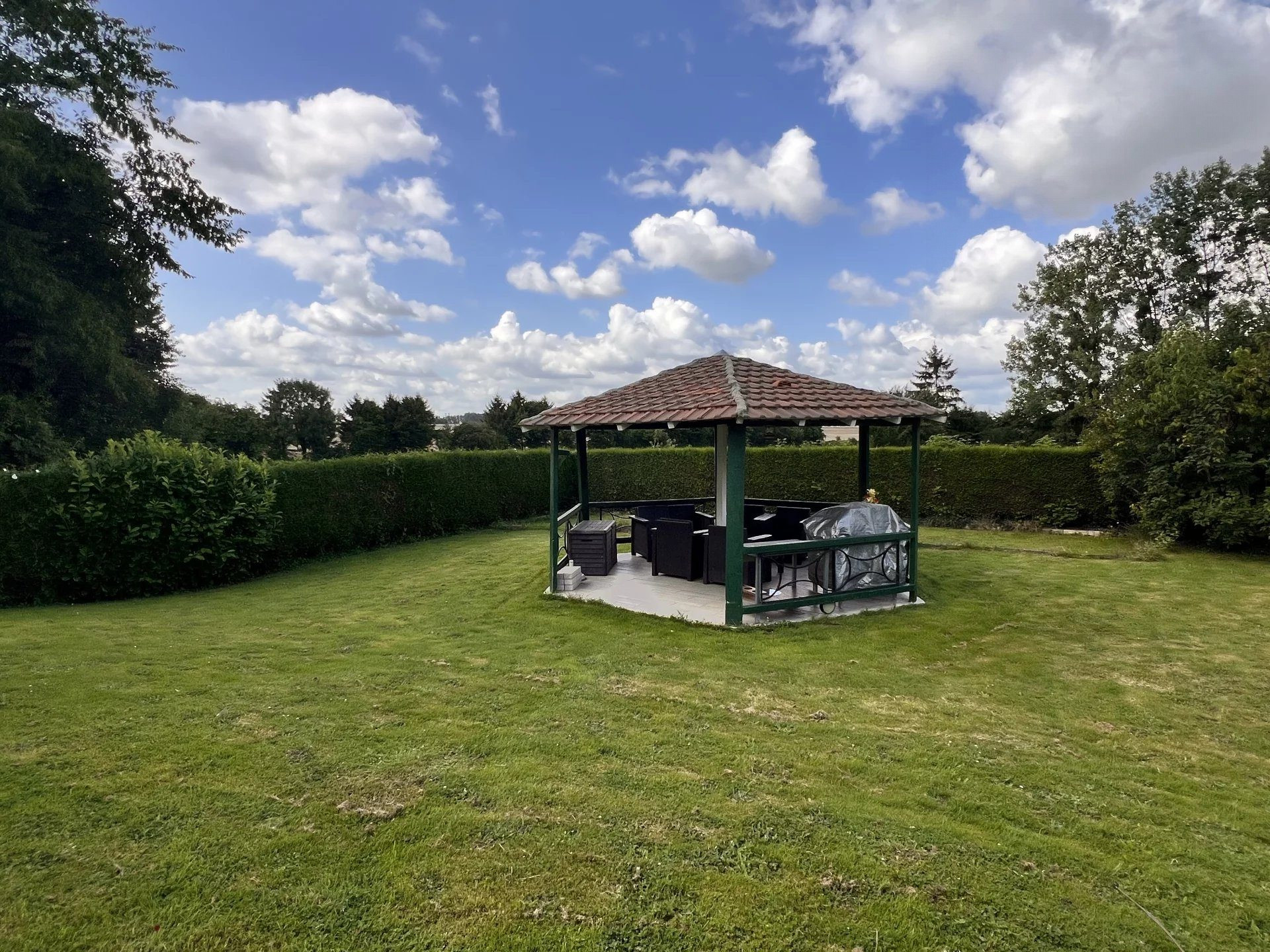 Maison familiale avec sous-sol aménagé, garage double et dépendances