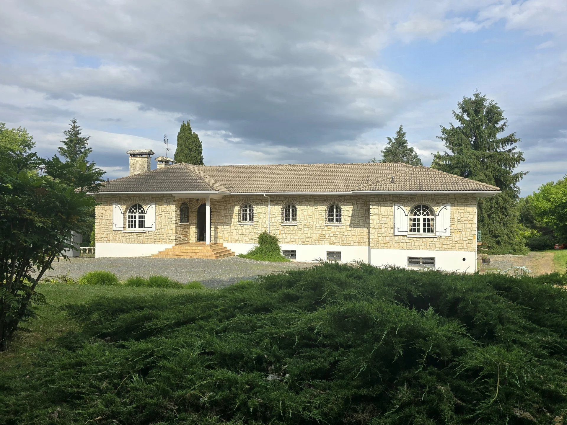 Maison de 322 m² habitables – Parc arboré de 1,75 ha – À 10 min d’Angoulême