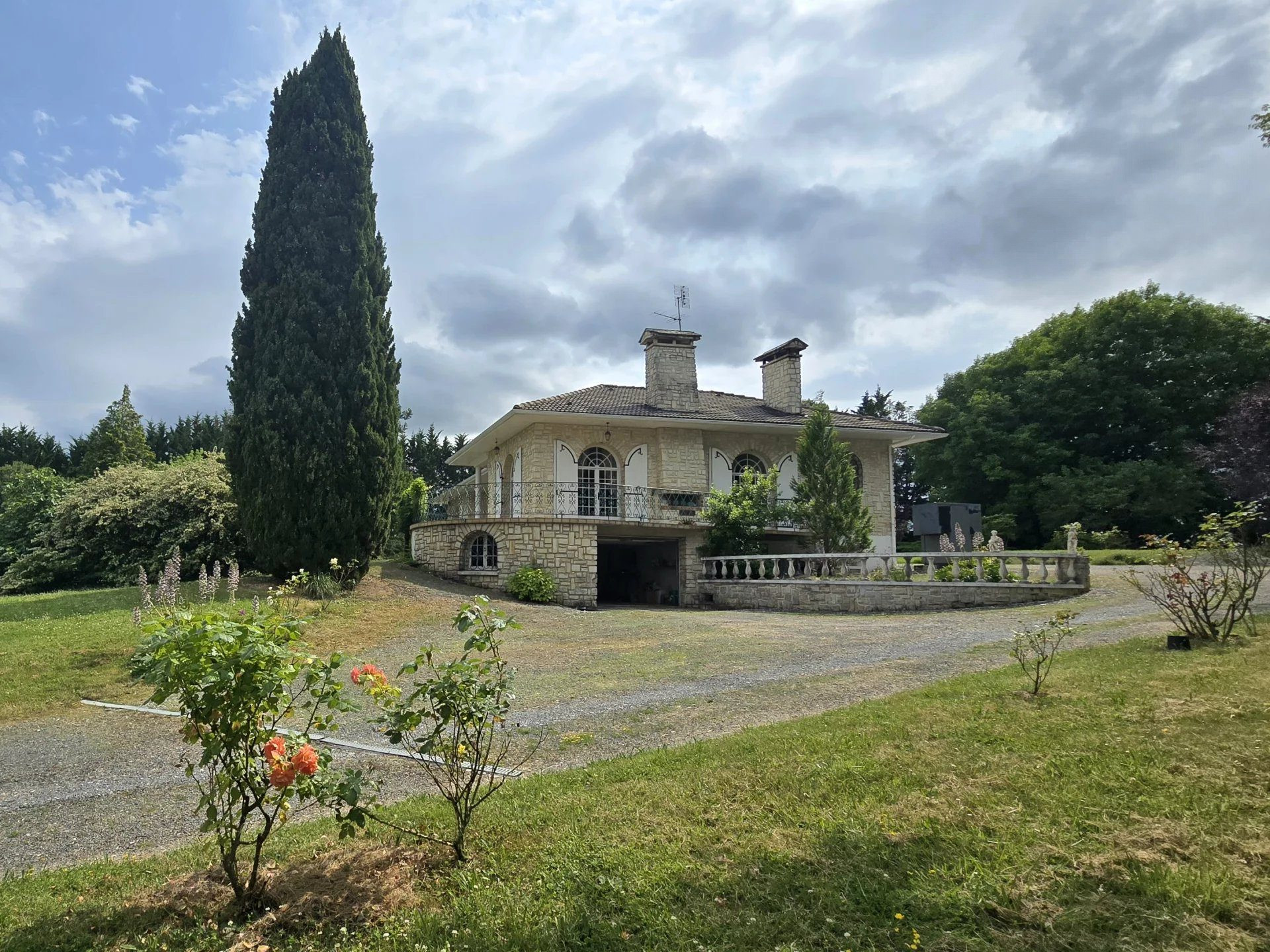Maison de  322 m² habitables – Parc arboré de 1,75 ha – À 10 min d’Angoulême