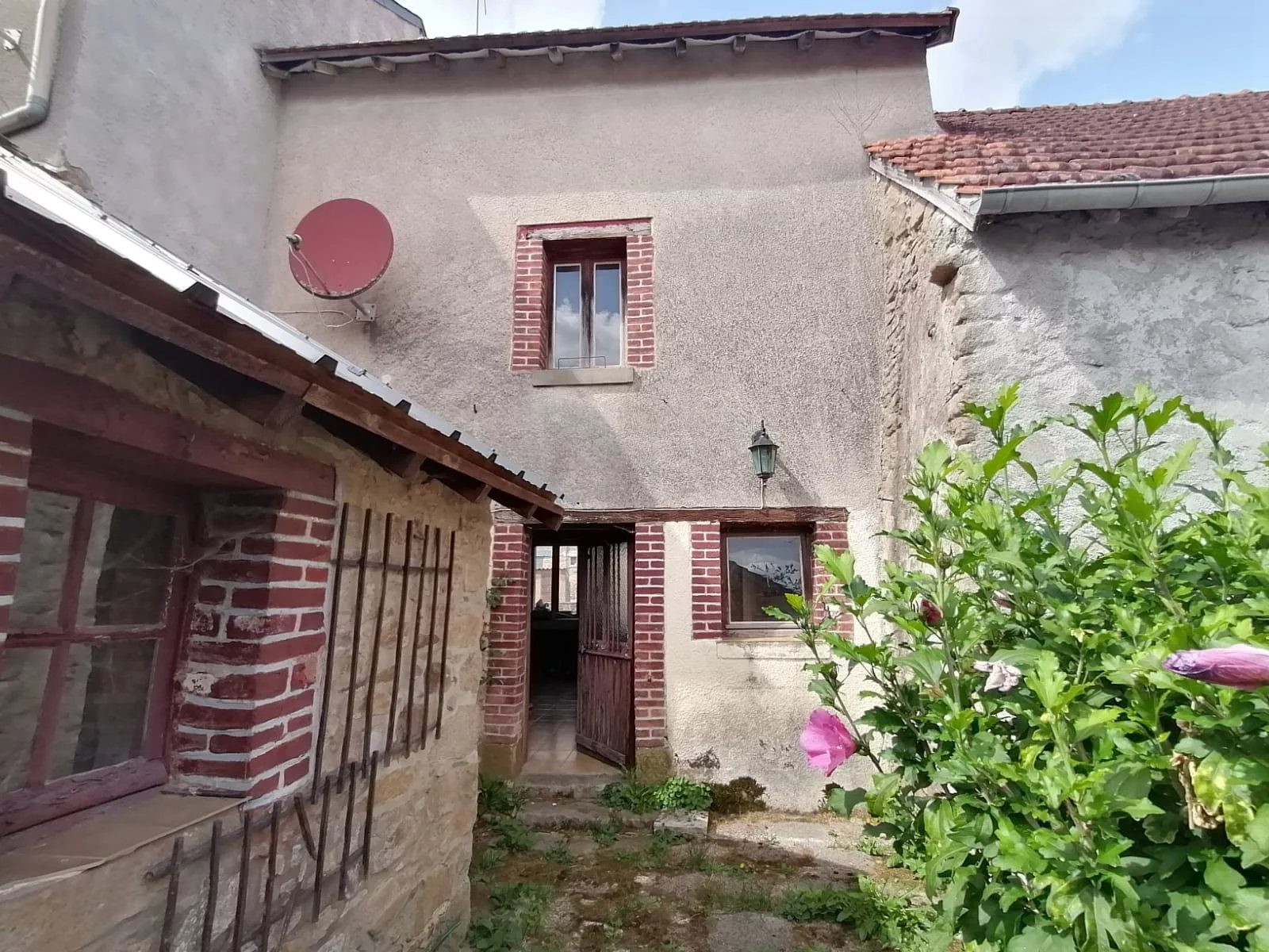 Stone house to renovate in Saint-Maurice-la-Souterraine 3
